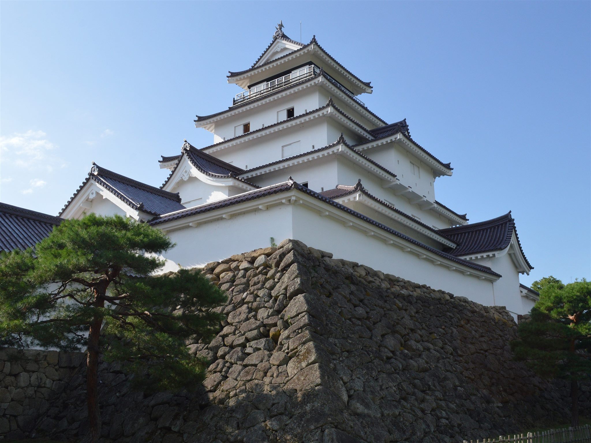 石垣の上にそびえる鶴ヶ城の天守閣
