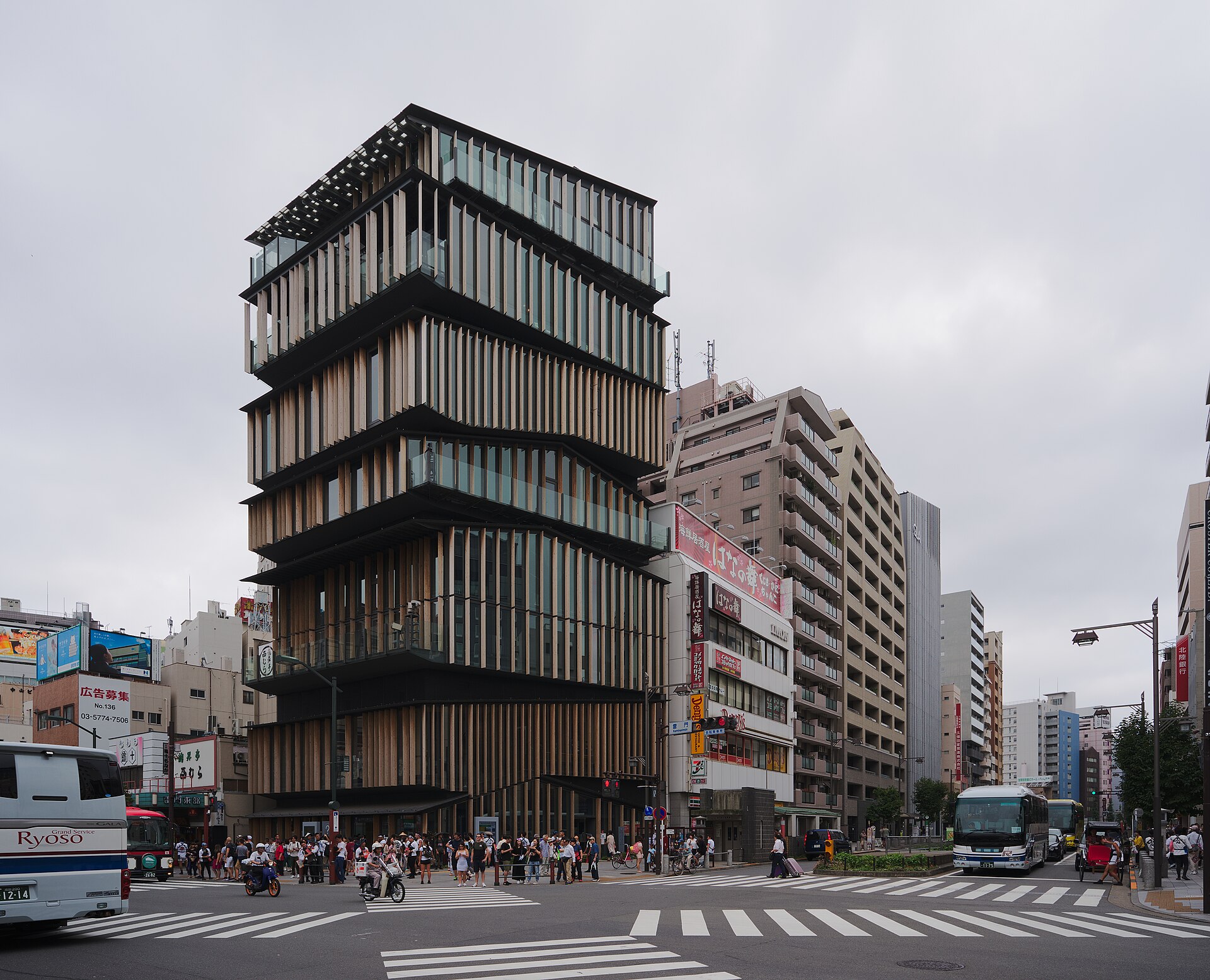 木の縦材を重ねた、段違いに積み上がるような形の浅草文化観光センターの建物を、交差点から見た外観