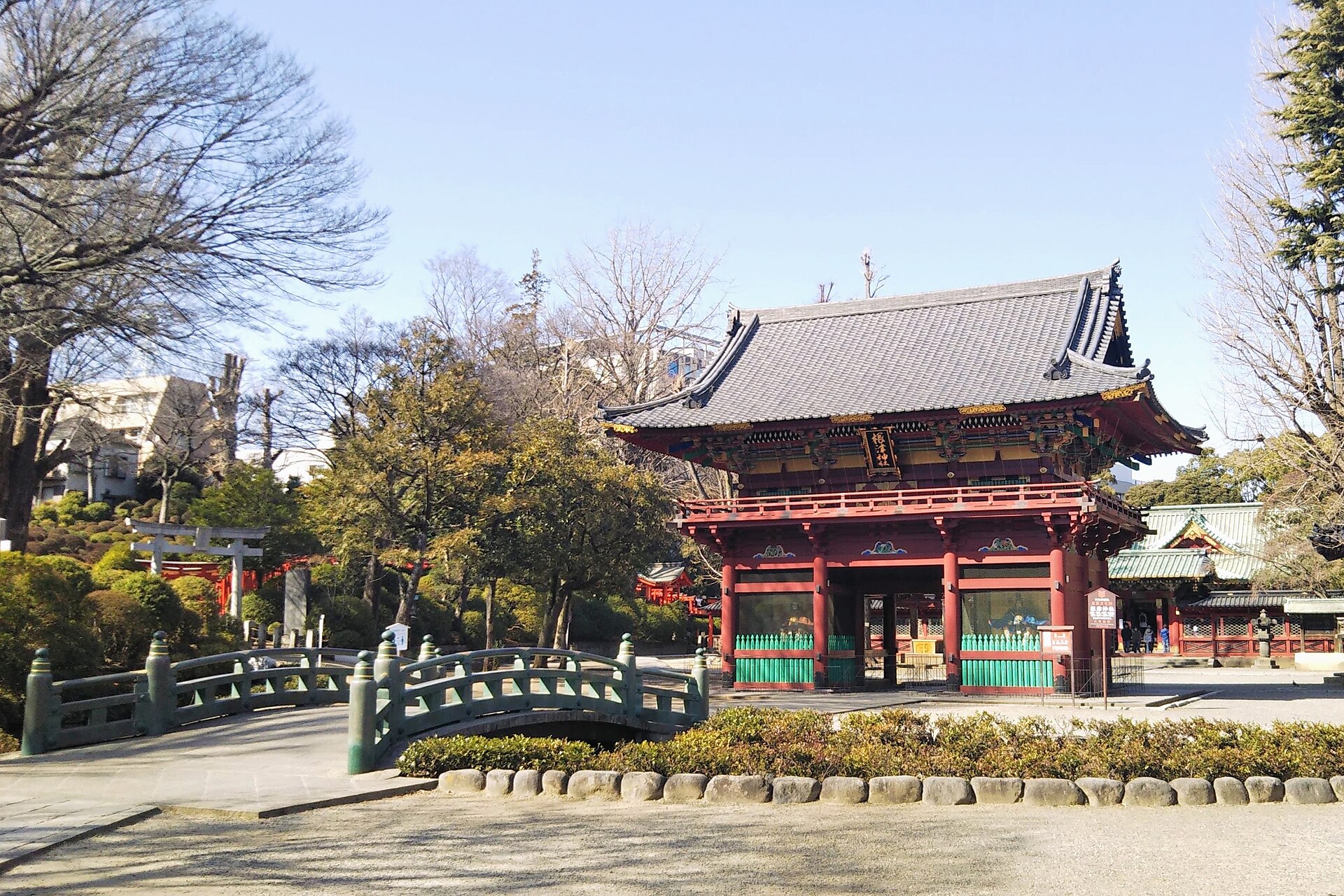 緑の欄干の橋の向こうに、赤い楼門が立つ根津神社の境内