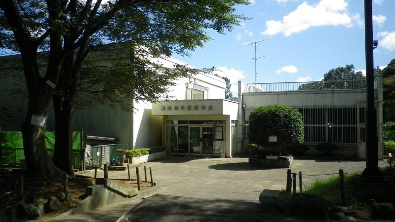 木々のそばに建つ、加曽利貝塚博物館の入口と建物