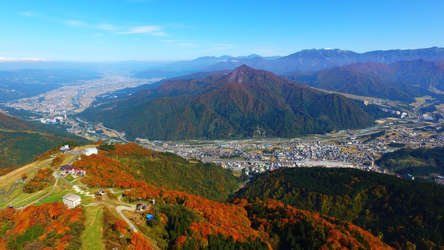 紅葉の湯沢高原と越後湯沢の町