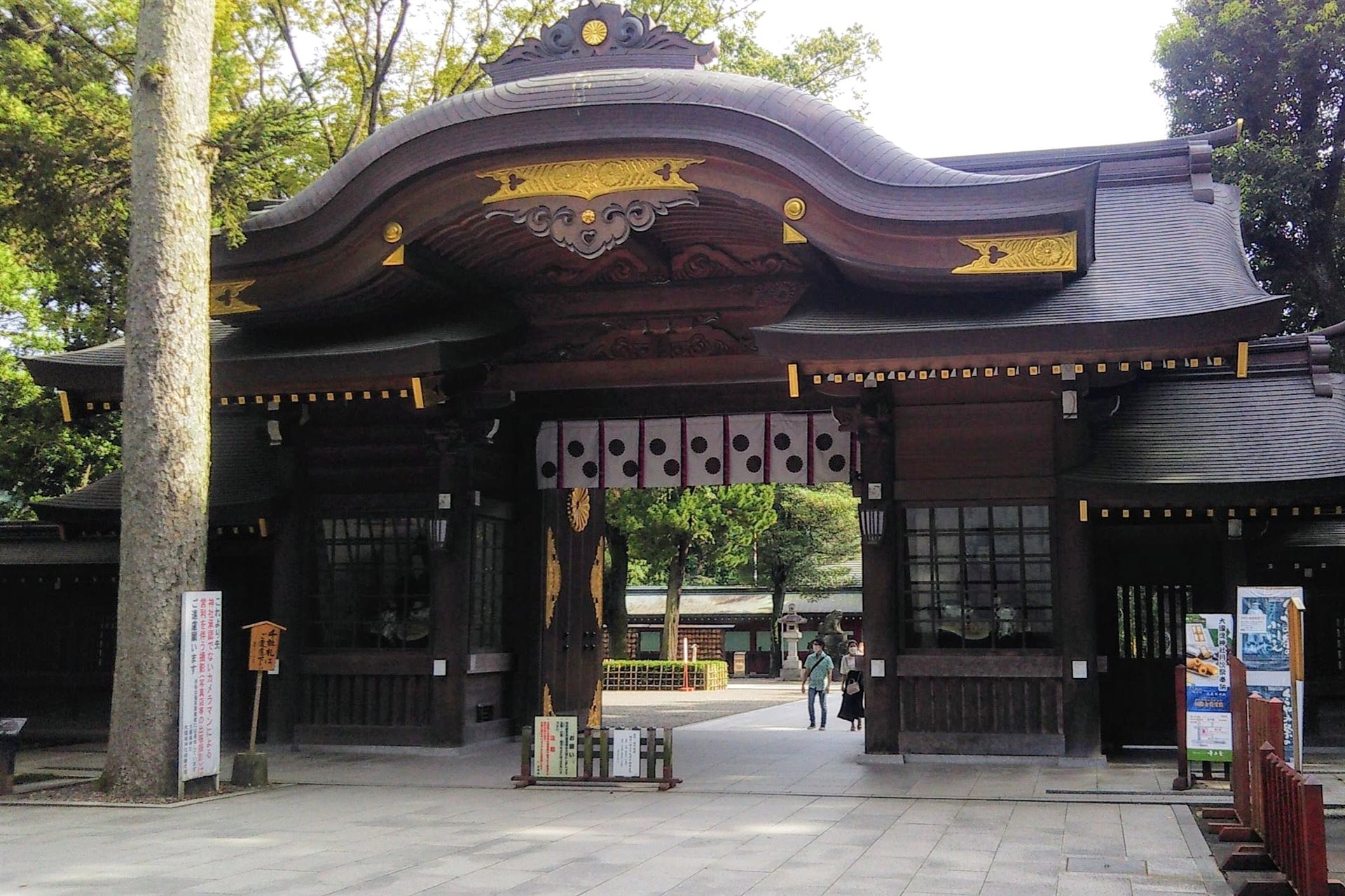 金の飾りと菊の紋が付いた、大國魂神社の随神門