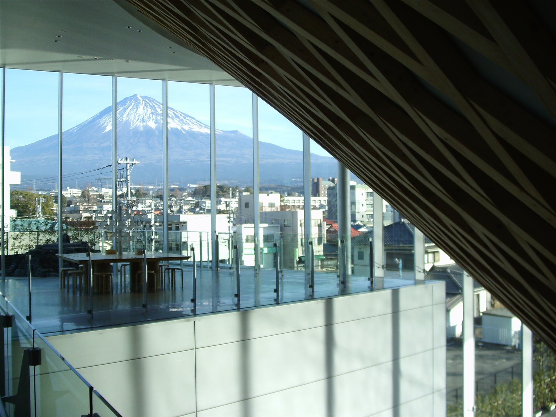 大きな窓の向こうに、雪をかぶった富士山が見える世界遺産センターの館内