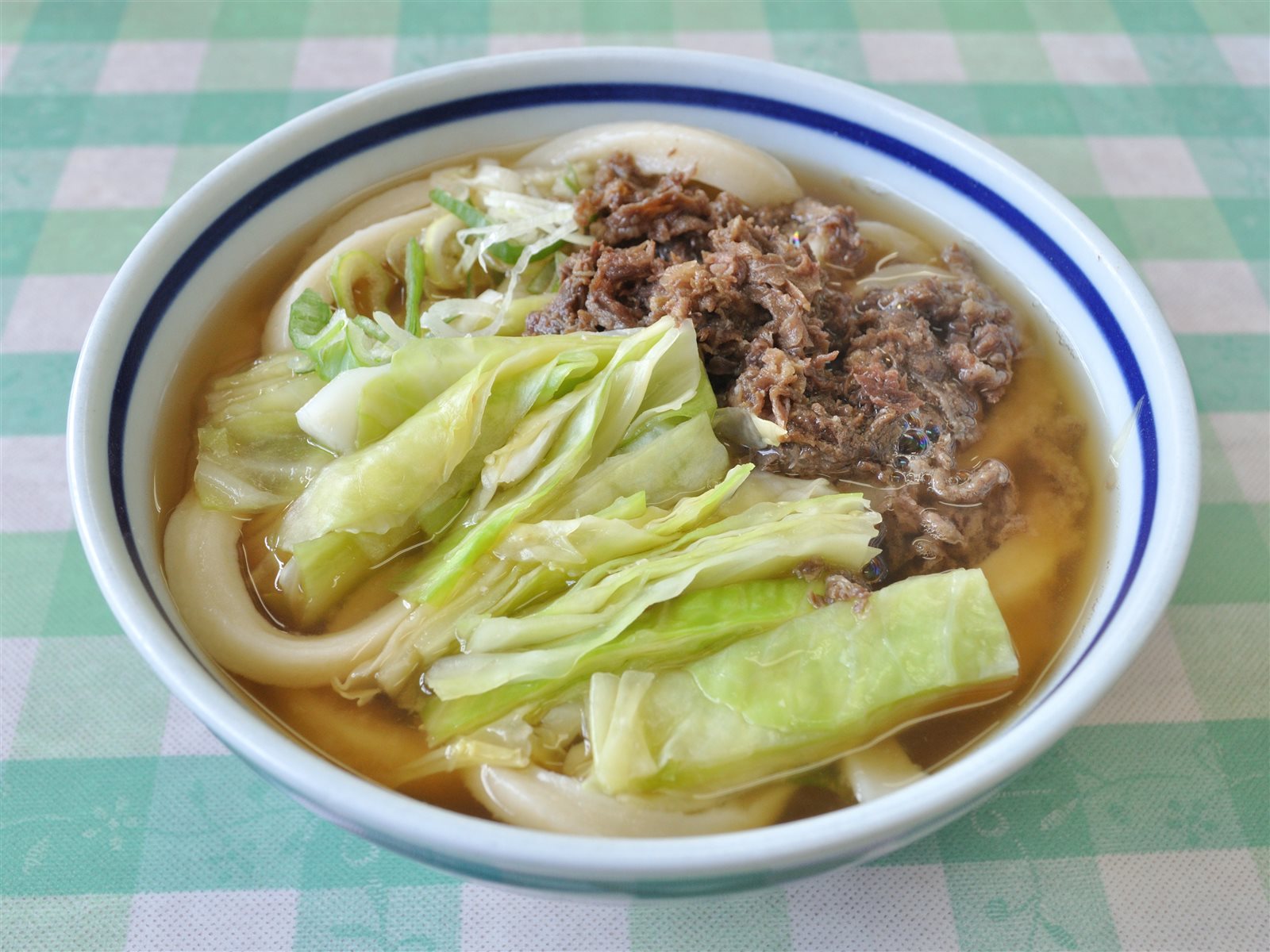 茹でキャベツと甘辛い馬肉をのせた吉田のうどん