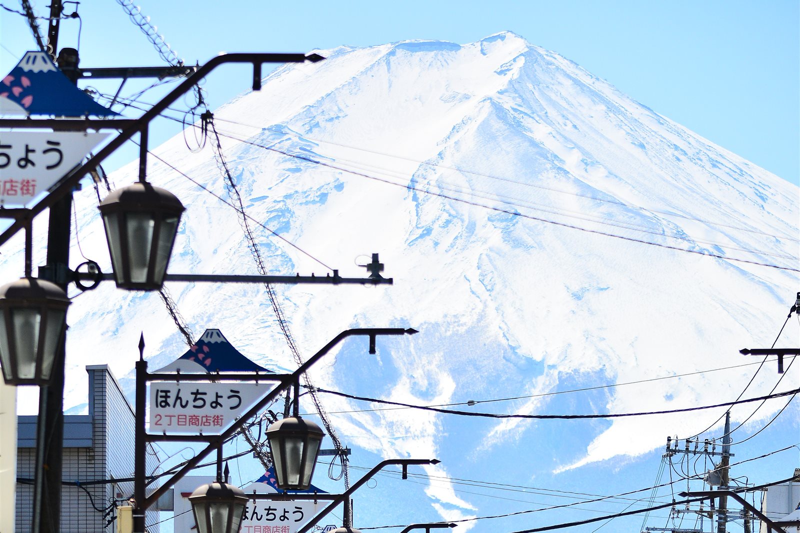 本町通りの街灯と看板の向こうの富士山