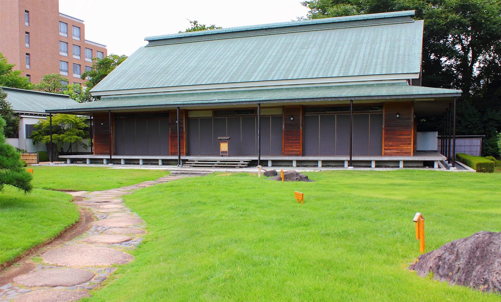 芝生の庭に面した、緑の屋根の大正記念館
