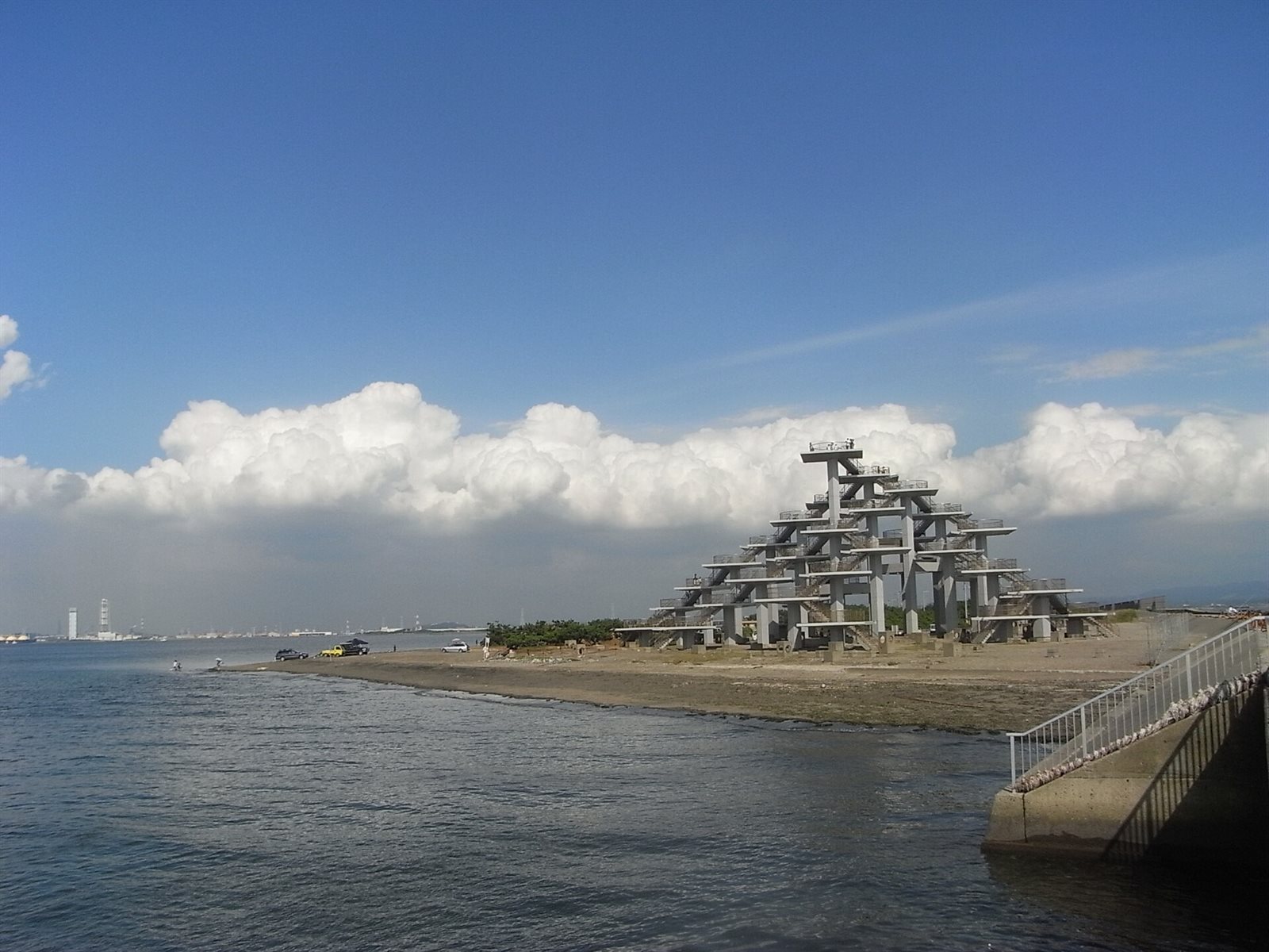 富津岬の先端に立つ明治百年記念展望塔。コンクリートの床と階段を何層も積み重ねた形で、手前に海と岸壁の階段がある
