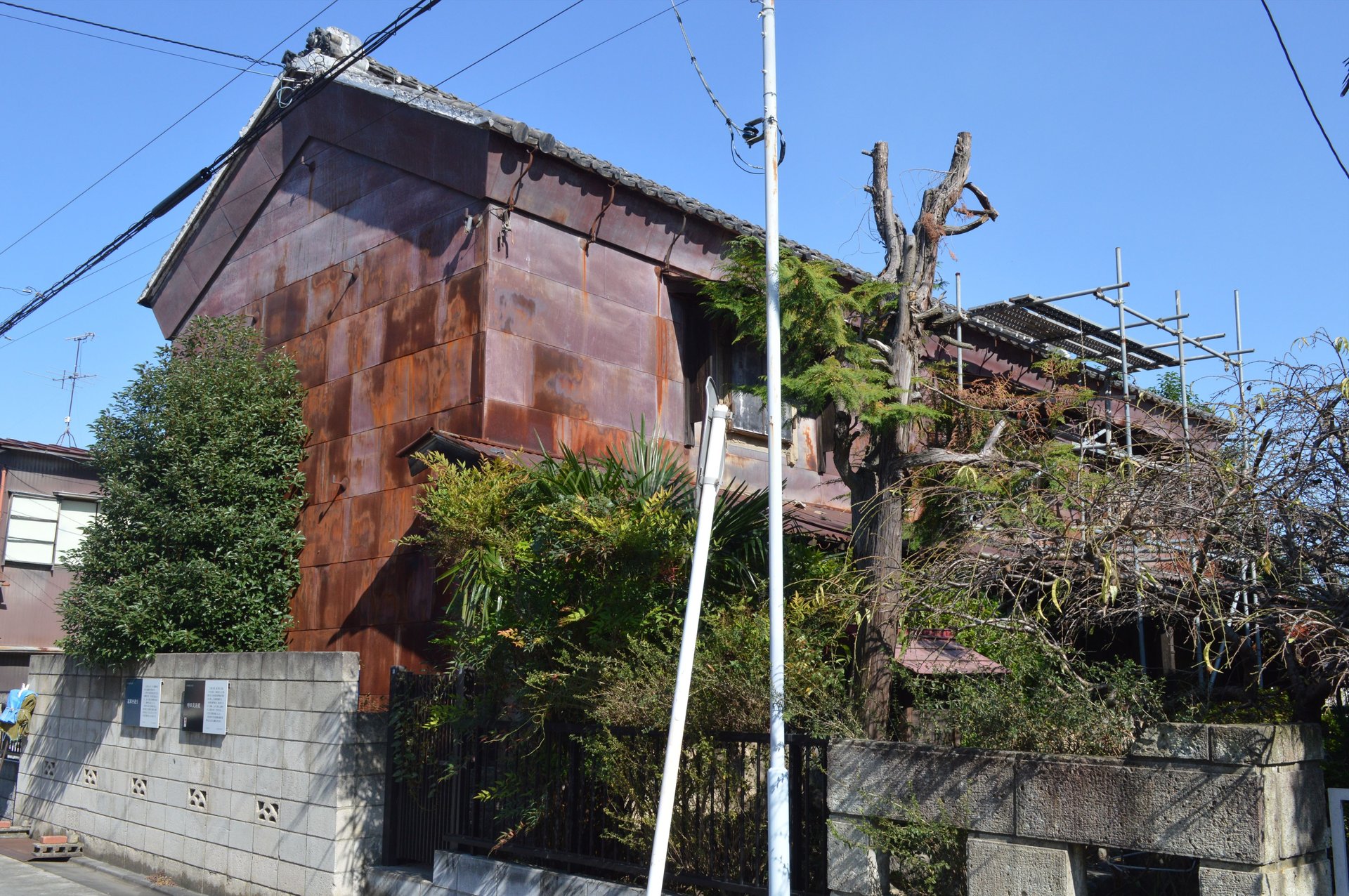 赤茶色の金属板で覆われた、切妻屋根の足袋蔵(時田蔵)