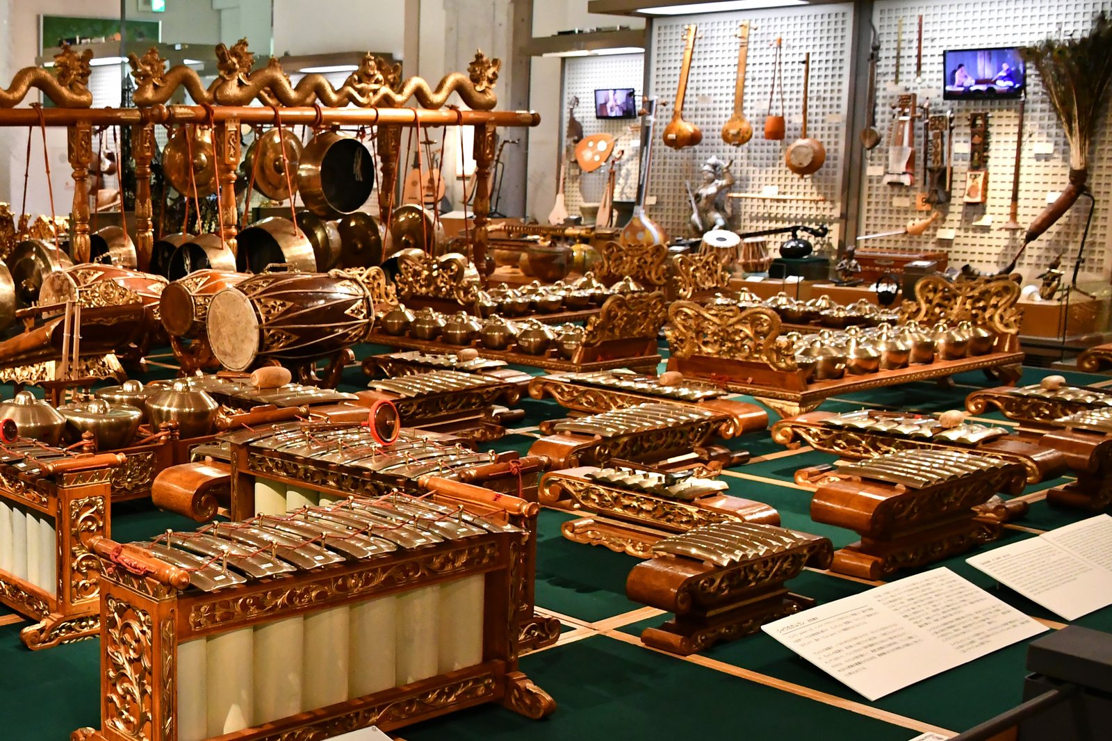 金色の装飾が並ぶ、ガムランなどアジアの楽器の展示室