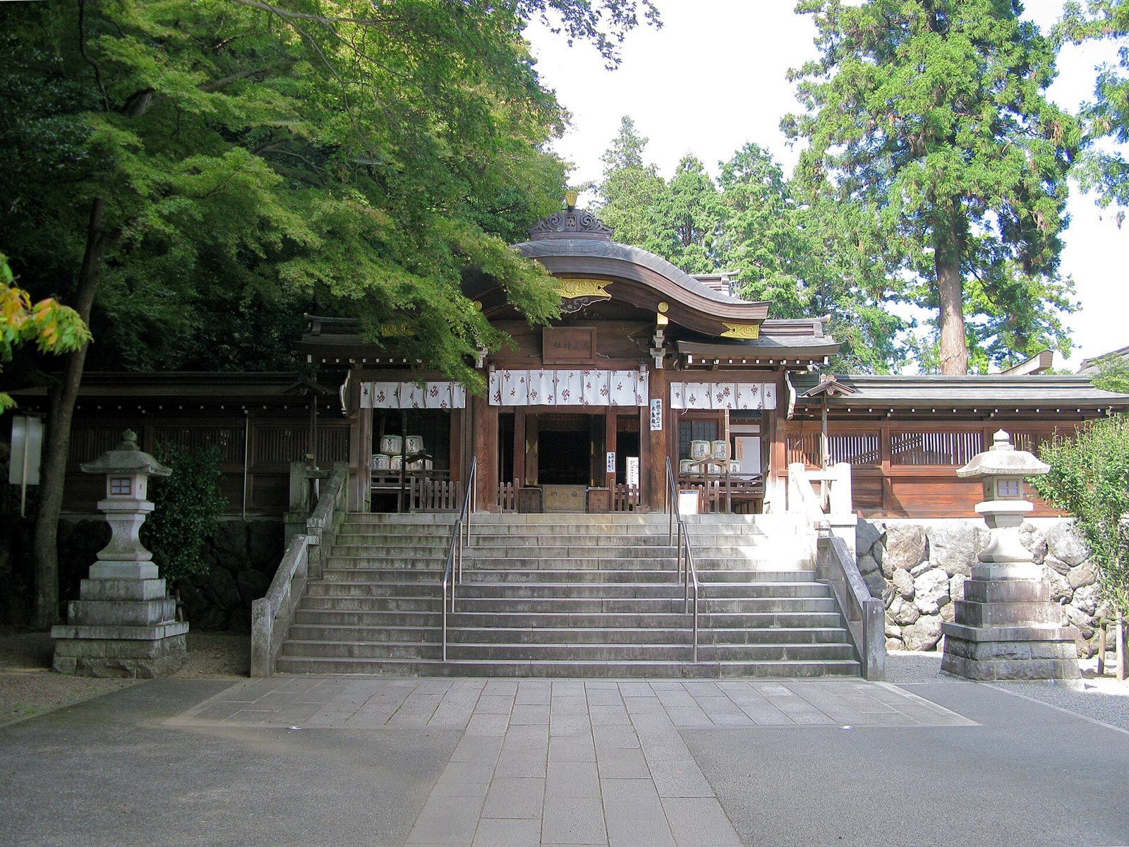 石段の上に、曲線の屋根をのせた高麗神社の社殿