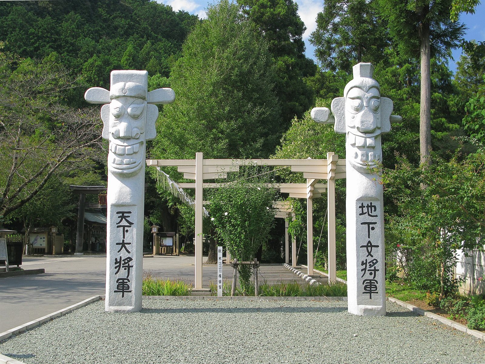 「天下大将軍」と「地下女将軍」の文字が刻まれた、高麗神社の2本の将軍標