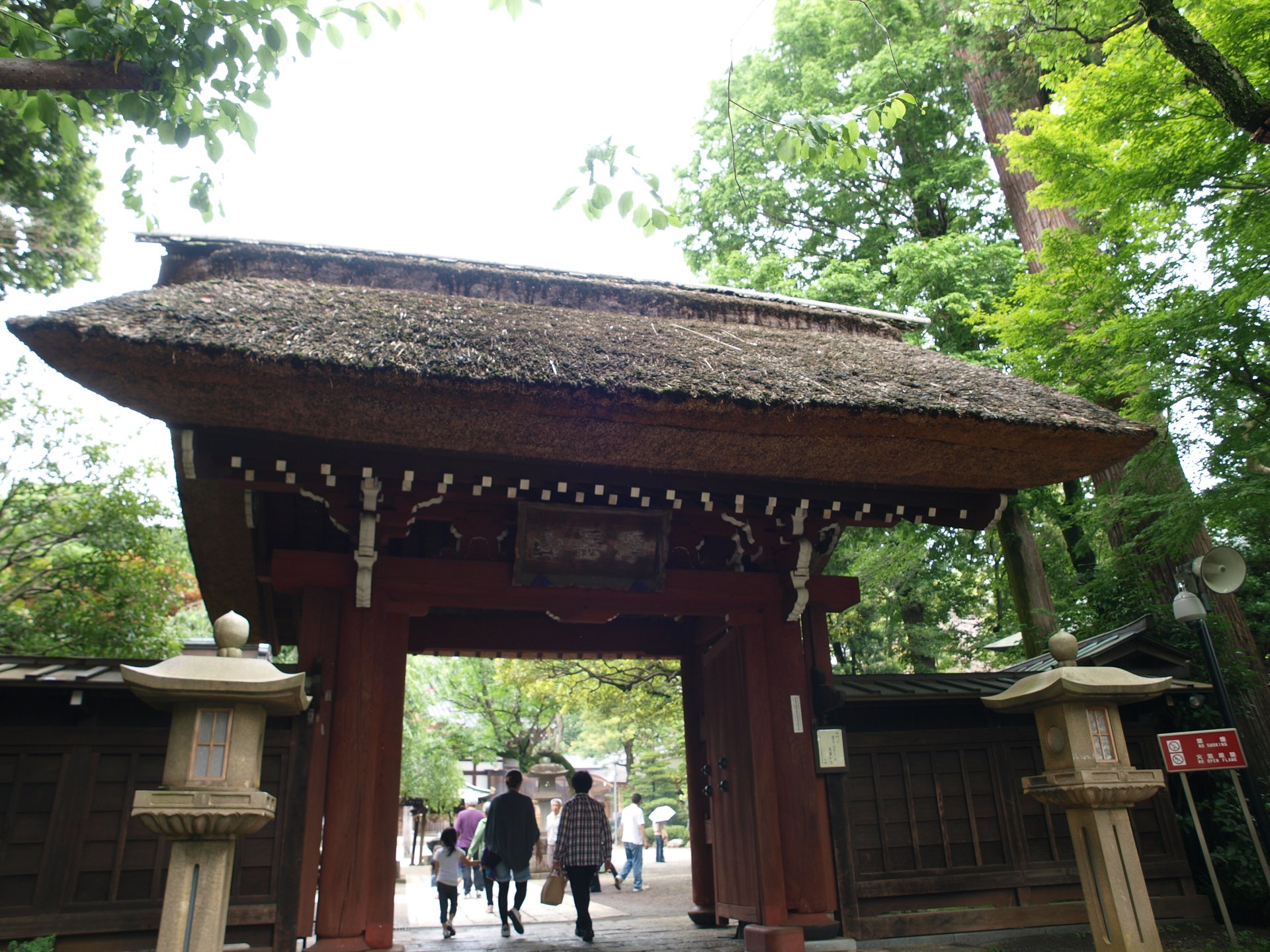深大寺の茅葺きの山門