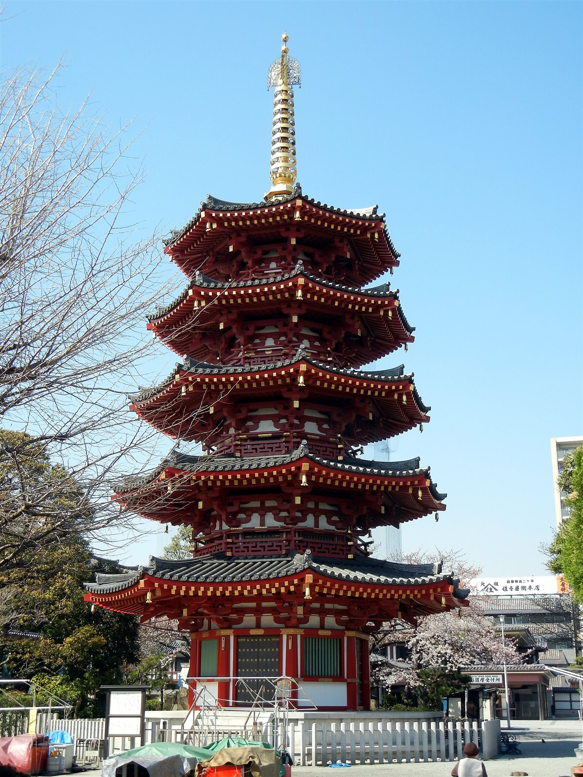青空を背にそびえる、赤い八角五重塔
