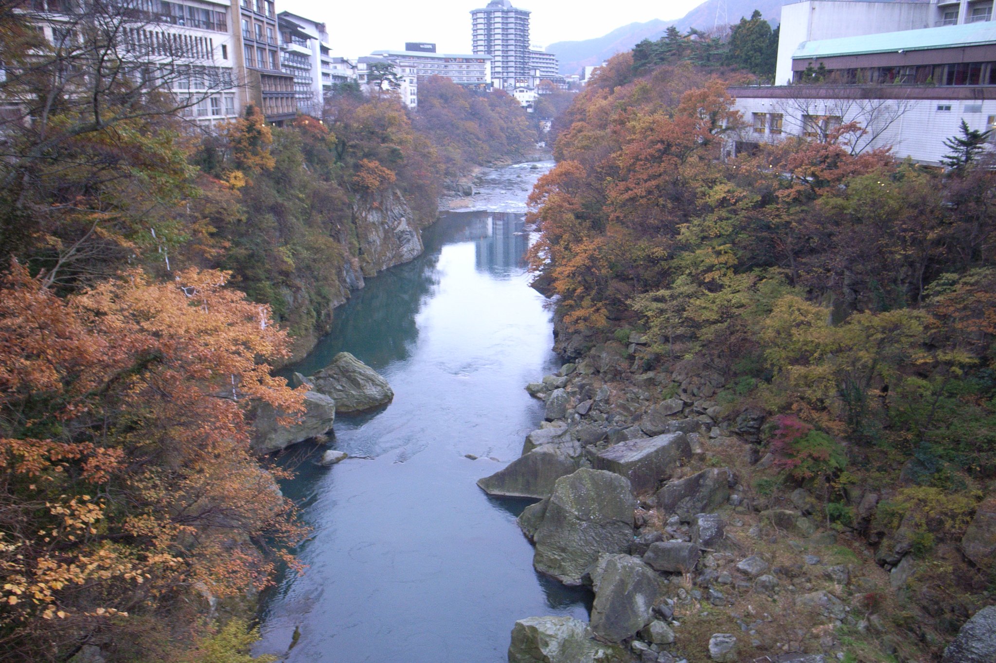 紅葉の渓谷を流れる鬼怒川