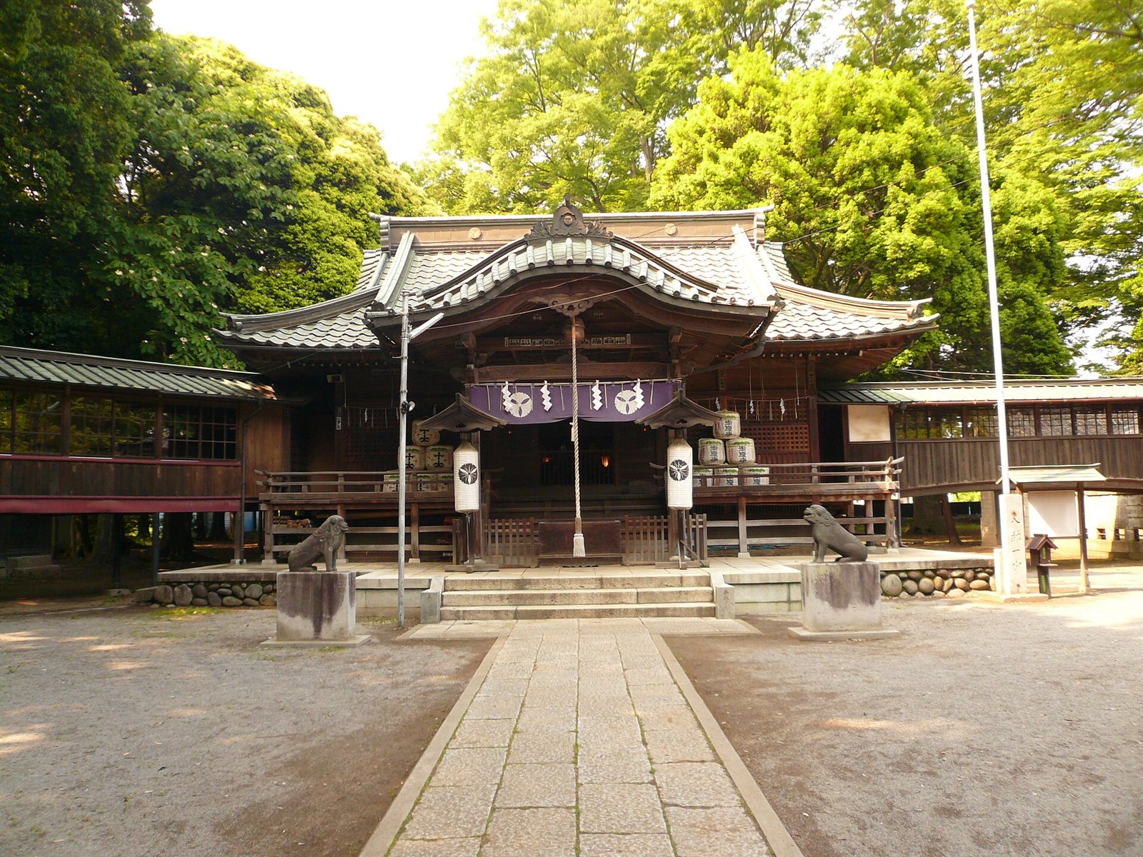 木立に囲まれた雀神社の拝殿