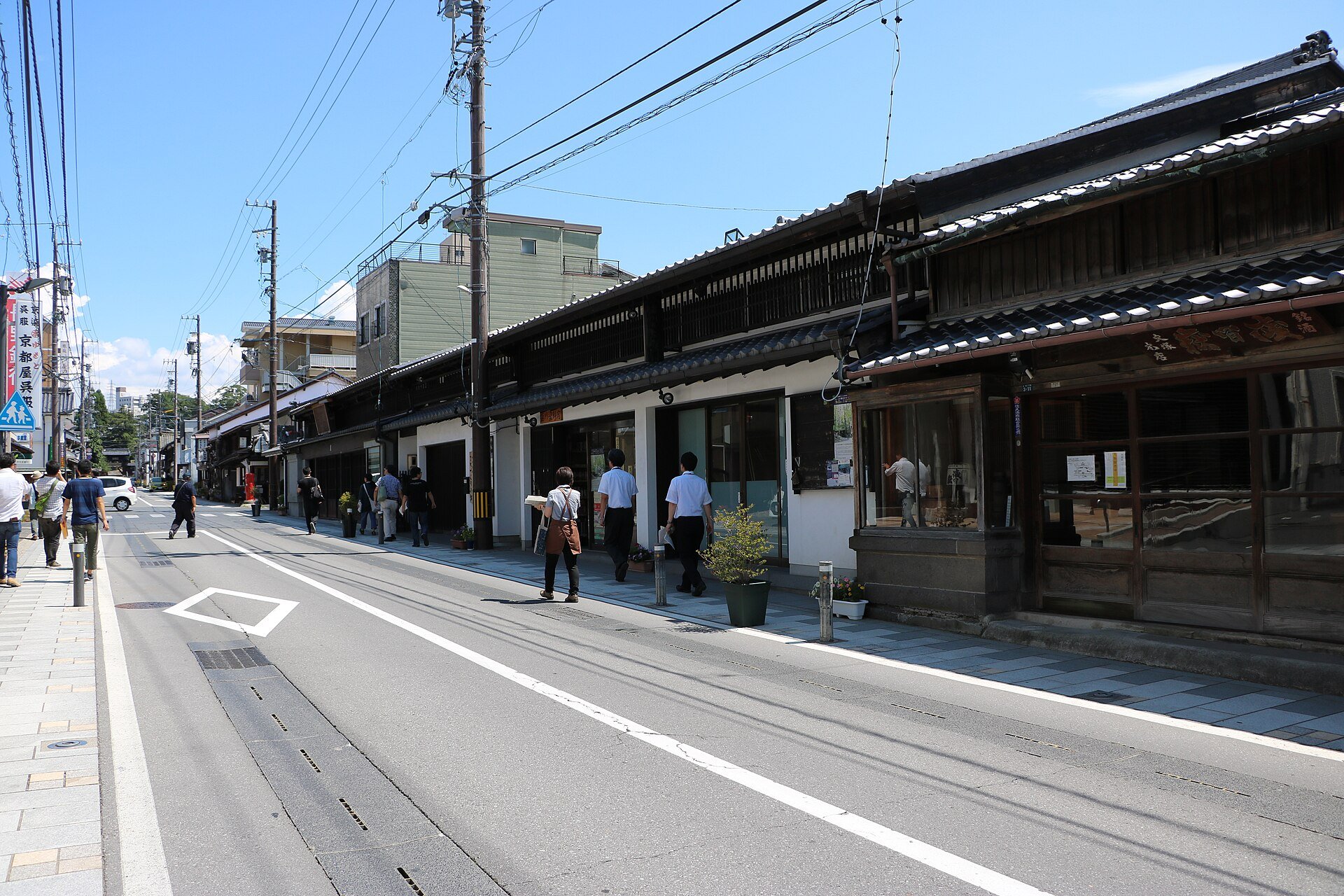 北国街道に面して、黒い板壁の古い商家が並ぶ通り