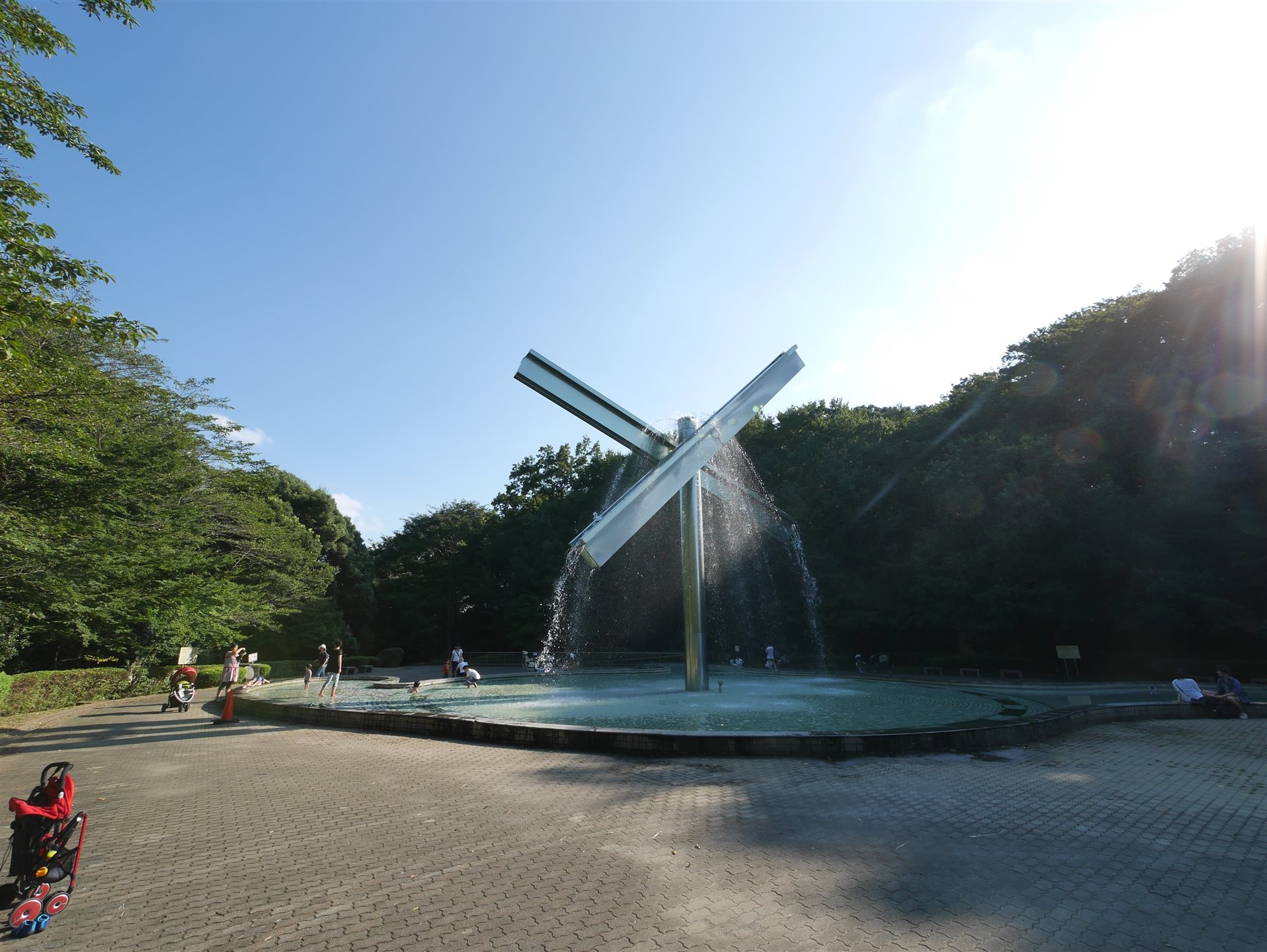 X字形の金属の彫刻から水が流れ落ちる、芹ヶ谷公園の噴水