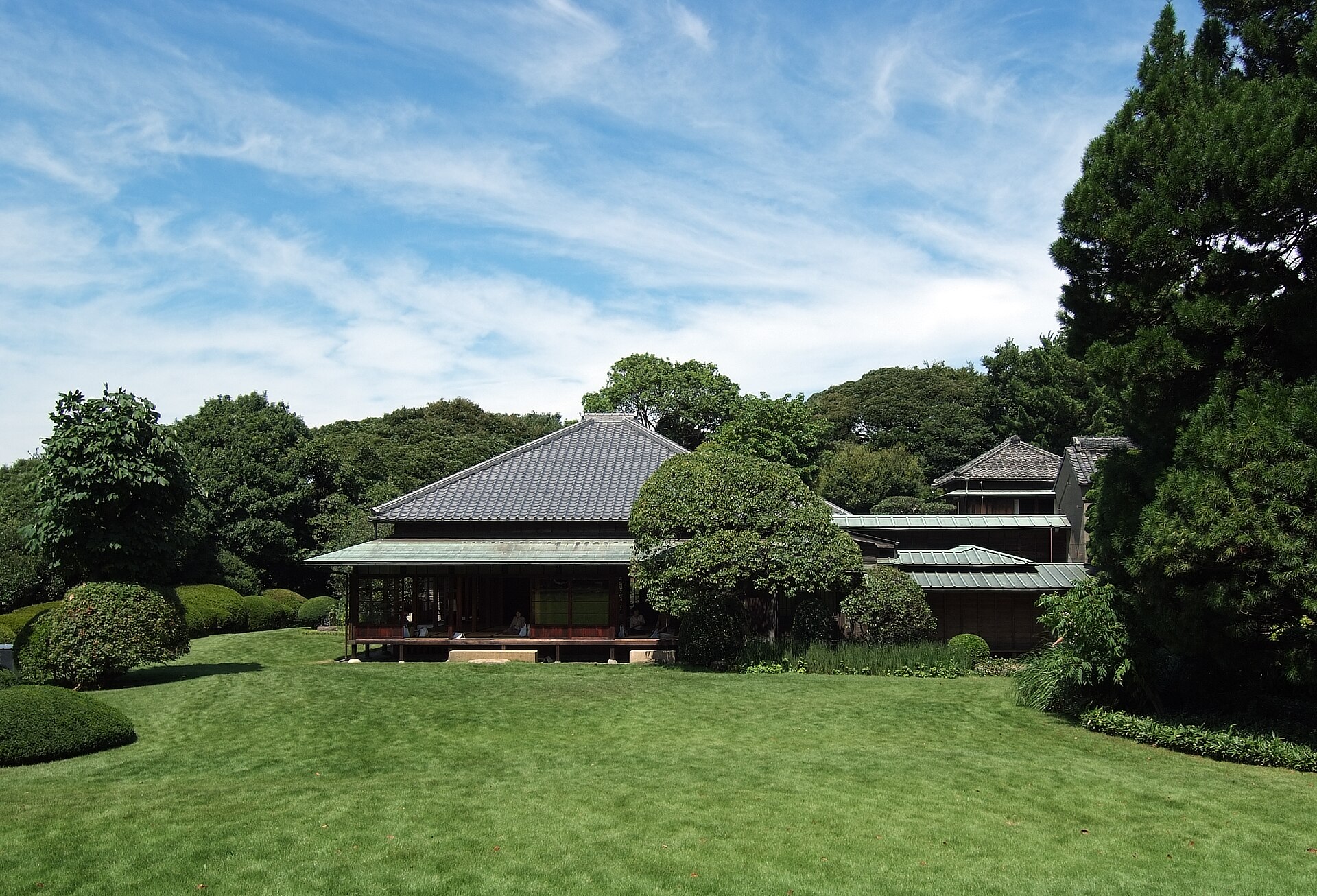 芝生の庭の向こうに建つ、戸定邸の和風の建物