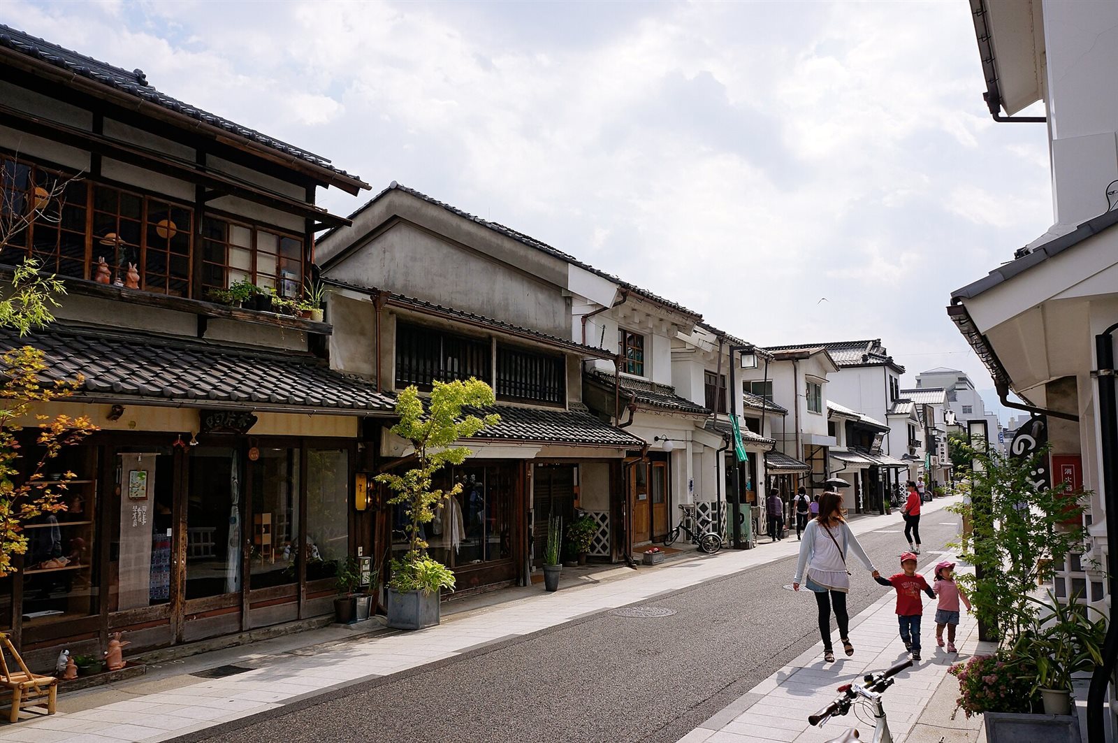 白壁と黒い板の古い商家が並ぶ、中町通りの道