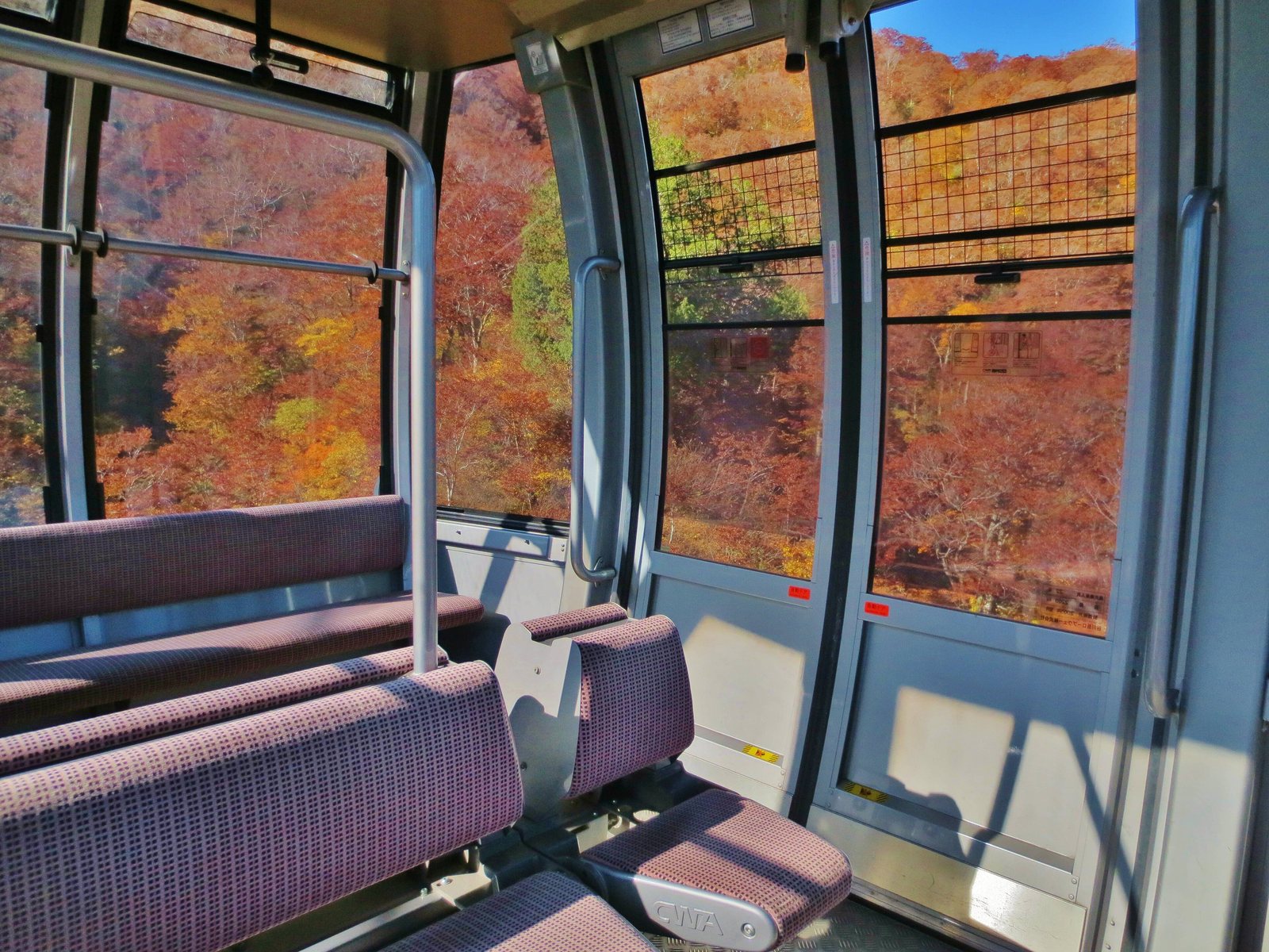紅葉の谷を窓の外に望む、谷川岳ロープウェイのゴンドラの中