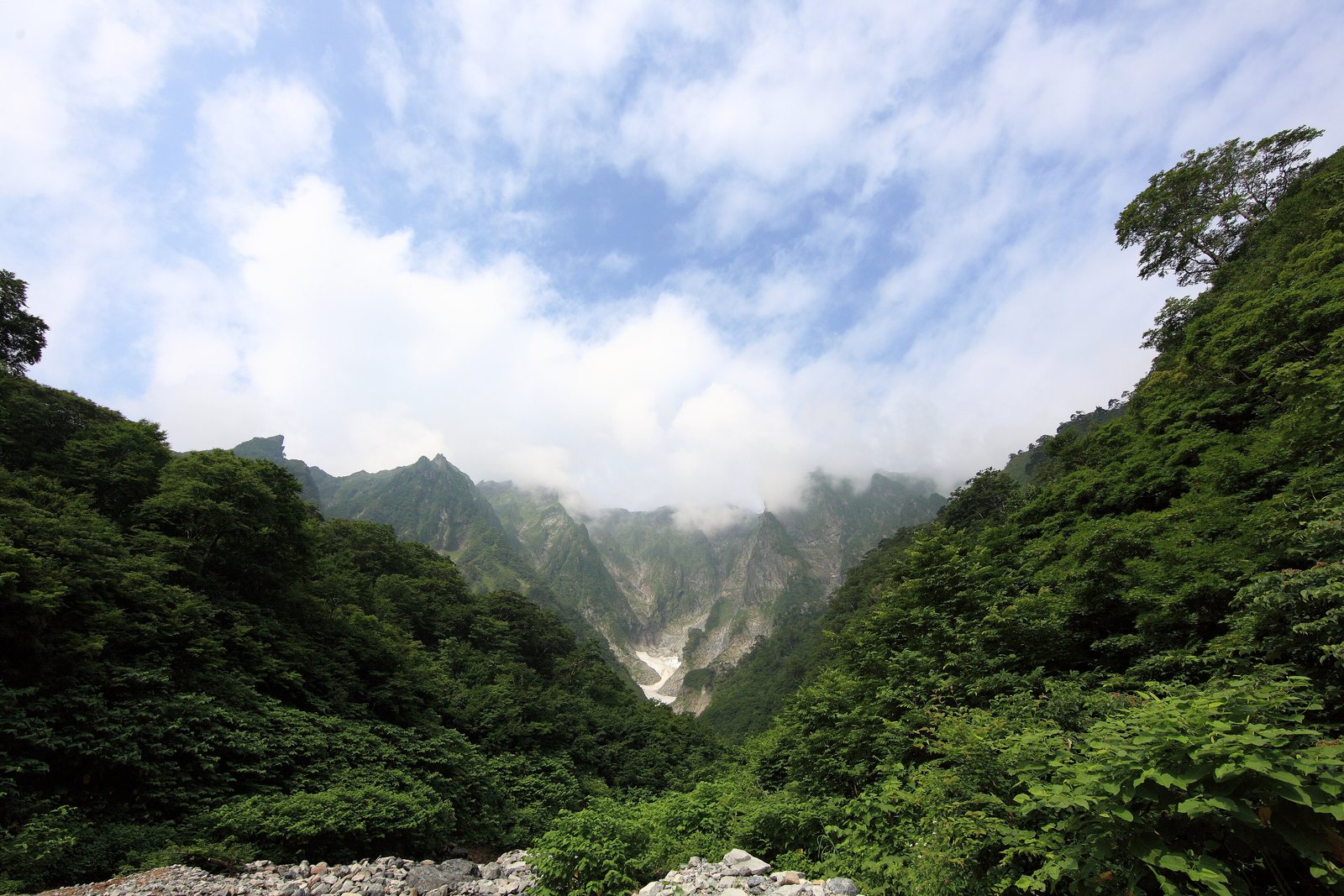 谷の奥に見える、一ノ倉沢の岩壁と雲
