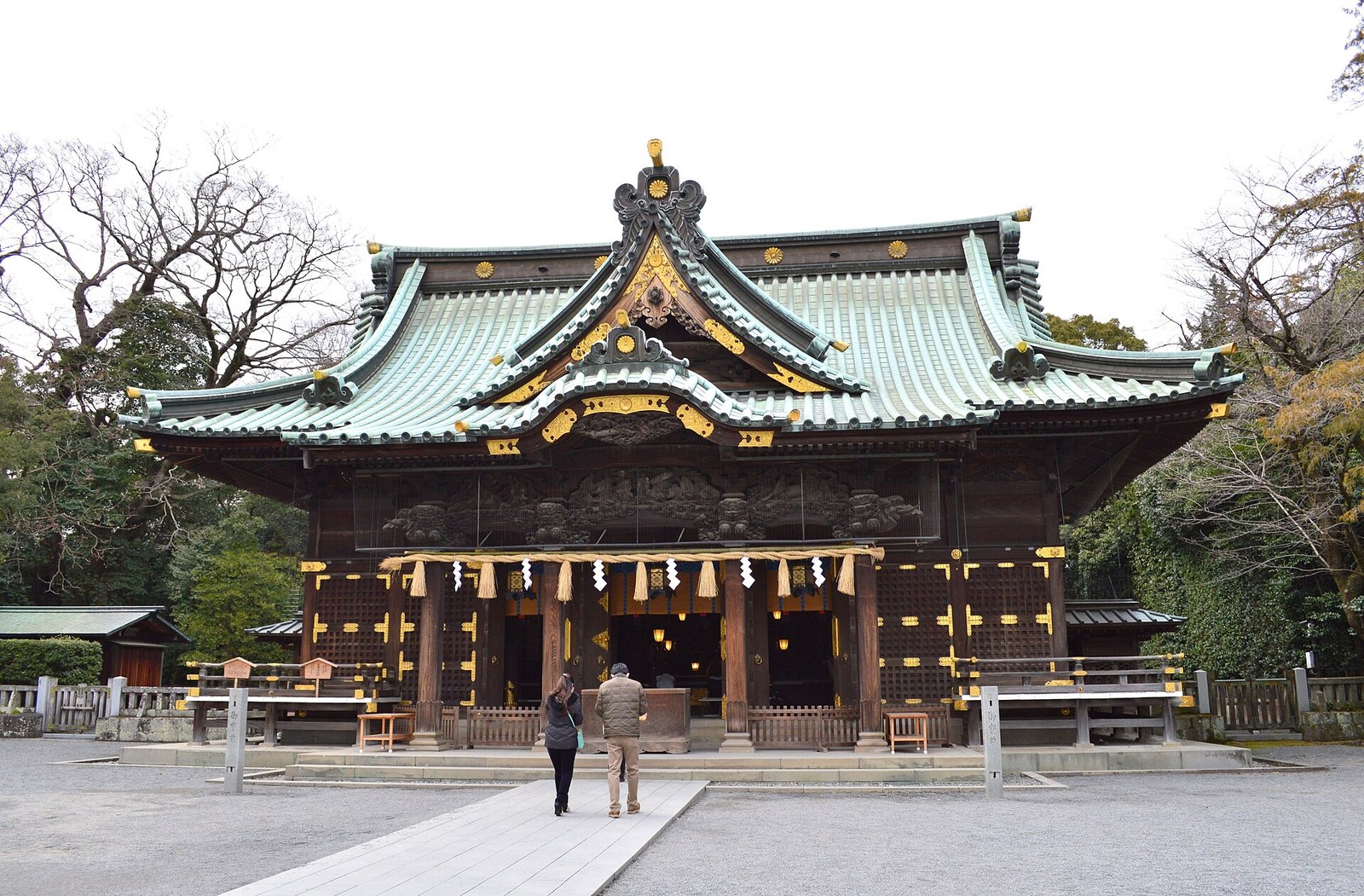 三嶋大社の拝殿を正面から見た写真。銅板葺きの屋根と欄間の彫刻