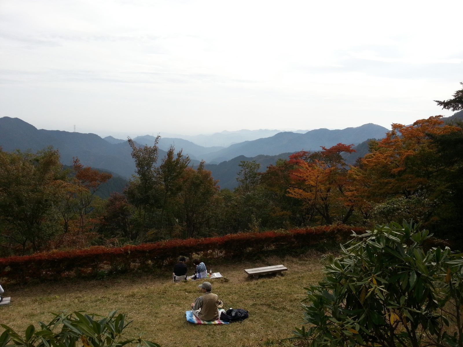 山並みが重なる御岳山の展望