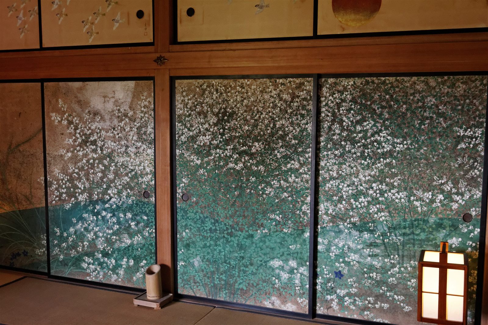 萩の花を描いた襖が並ぶ、好文亭の座敷