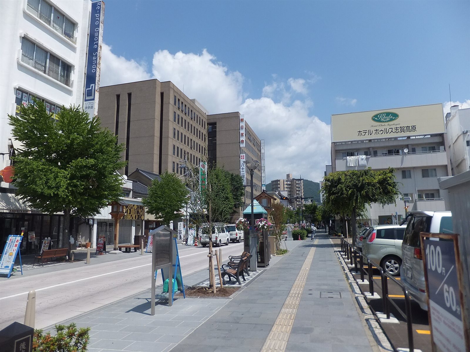 青空の下、街路樹とベンチが並ぶ長野市の中央通り（表参道）の広い歩道