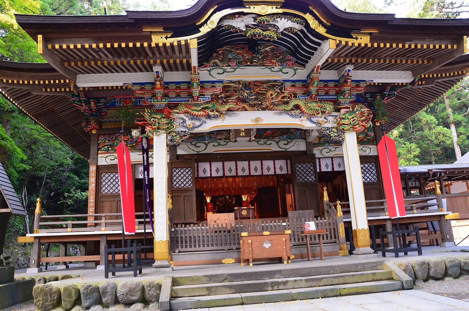 宝登山神社の社殿。向拝に彩色された龍などの彫刻が並ぶ