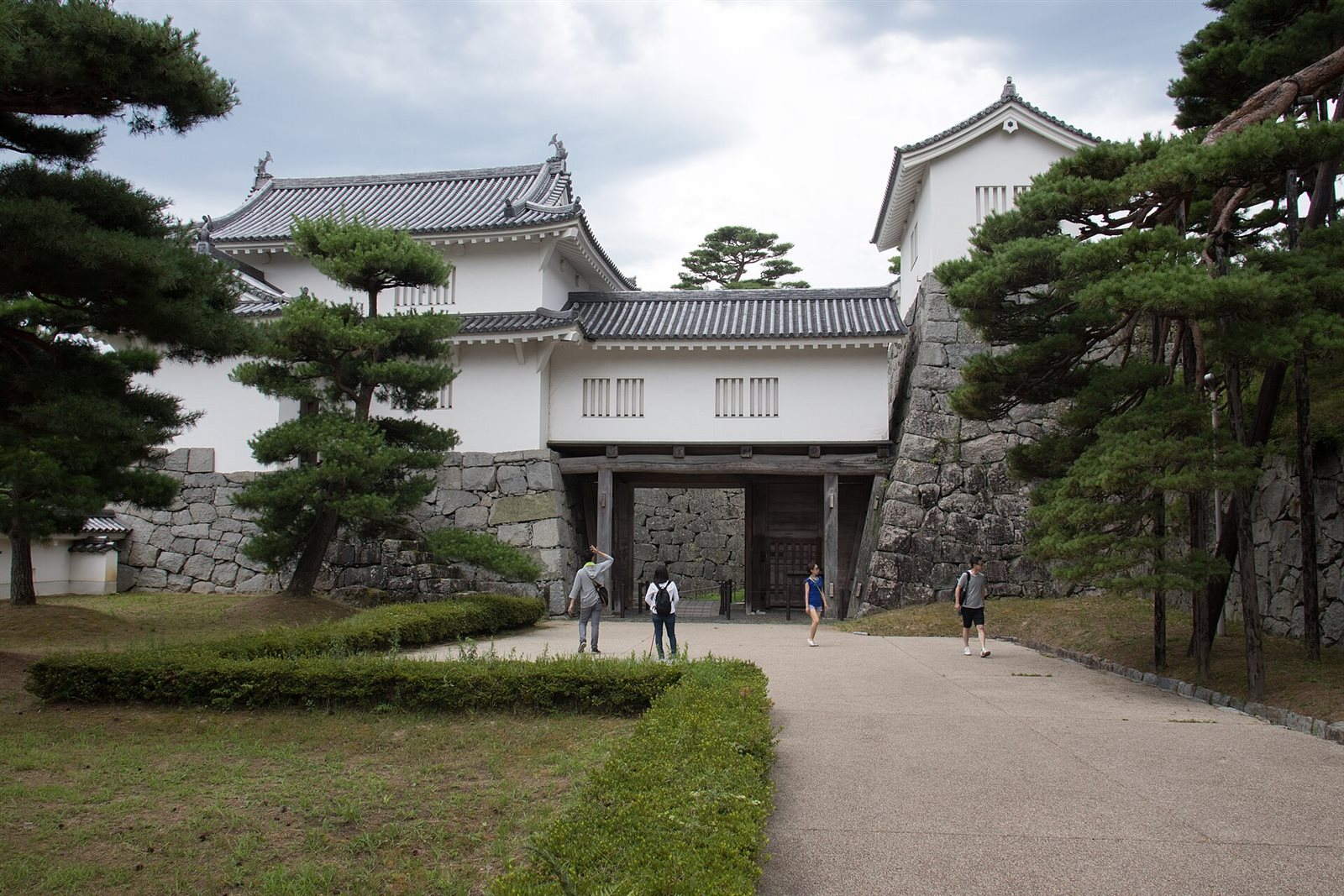石垣の上に白壁の櫓がそびえる、霞ヶ城公園の箕輪門