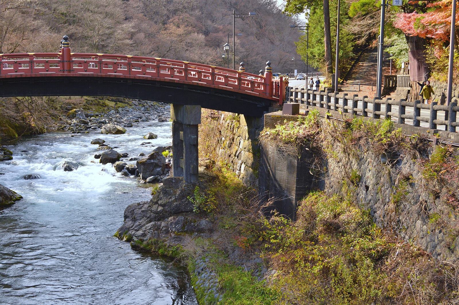 大谷川にかかる朱塗りの神橋と、川沿いの道