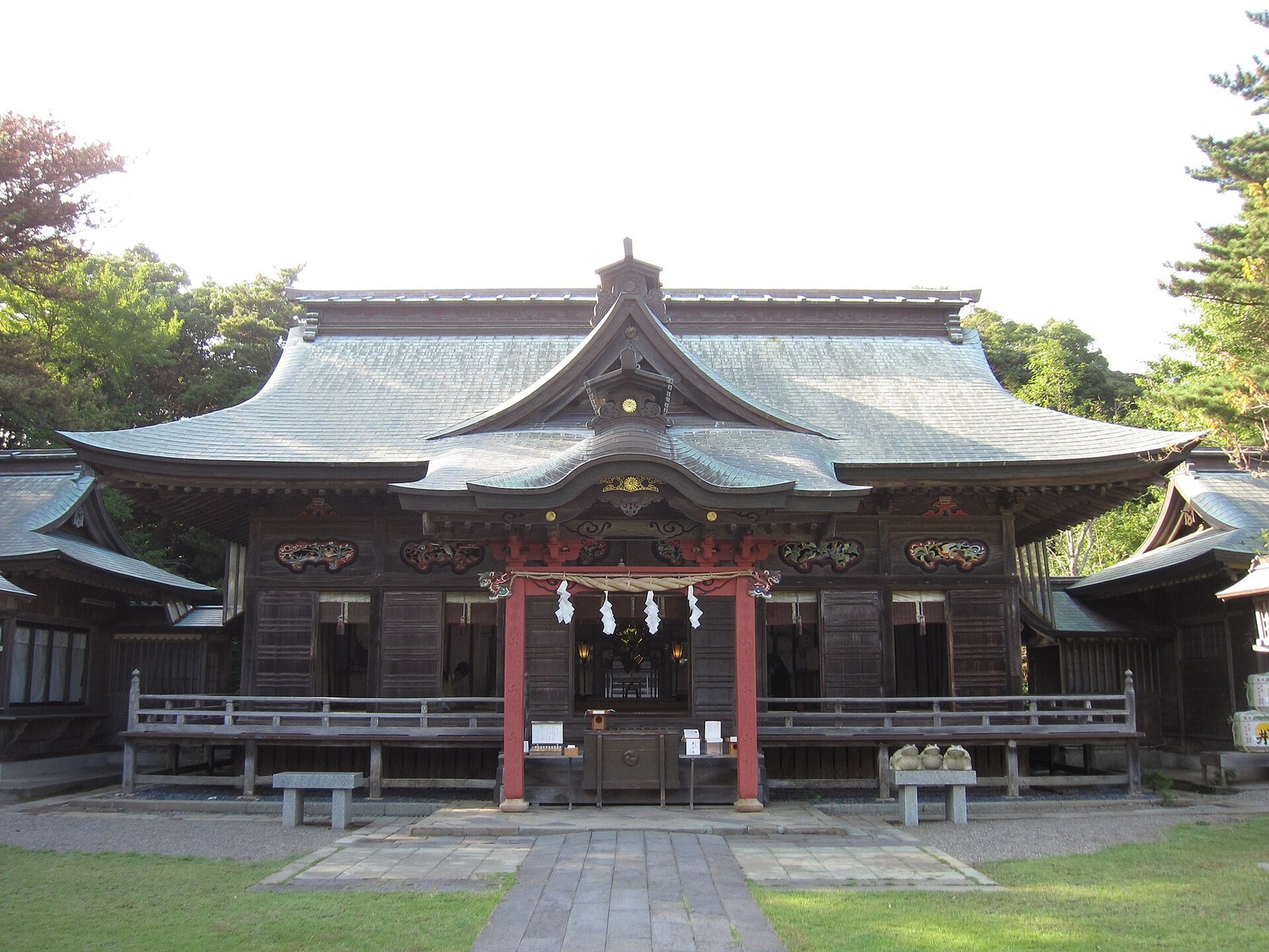 大洗磯前神社の拝殿を正面から見た写真。軒下に彫刻が並ぶ