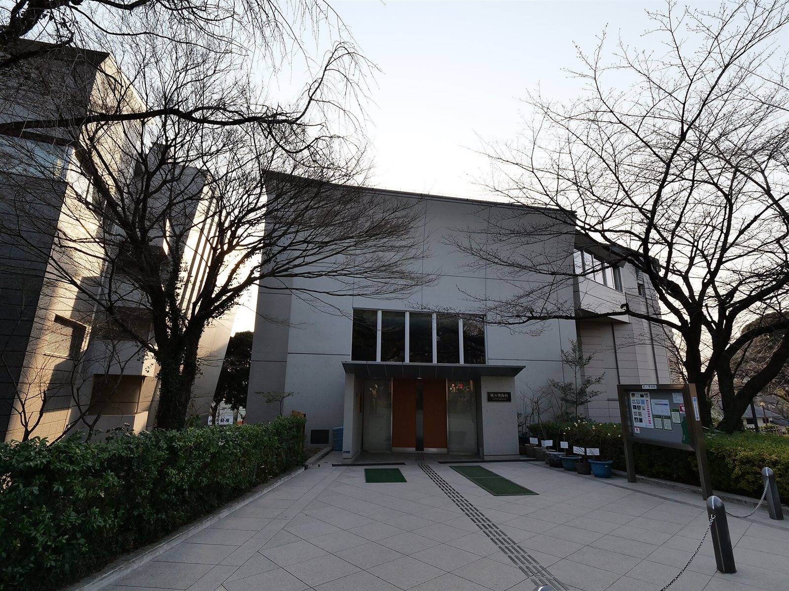 木々に囲まれた、紙の博物館の入口