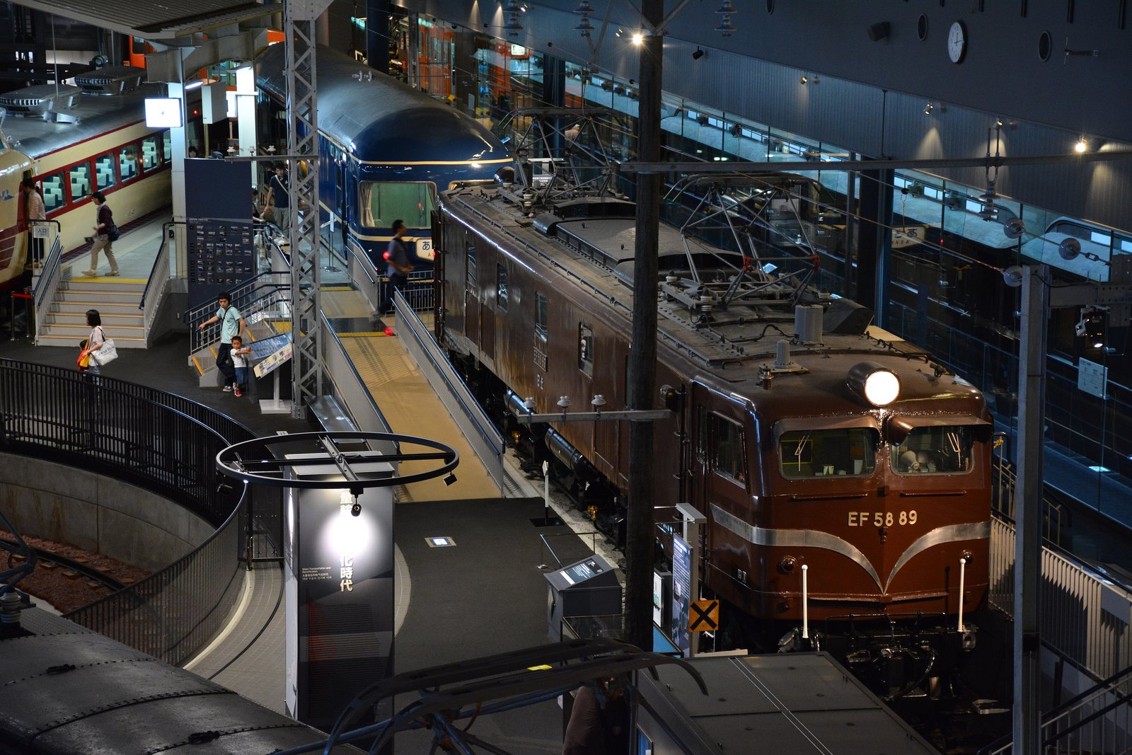 吹き抜けの館内に、古い電車や電気機関車が並ぶ鉄道博物館の展示
