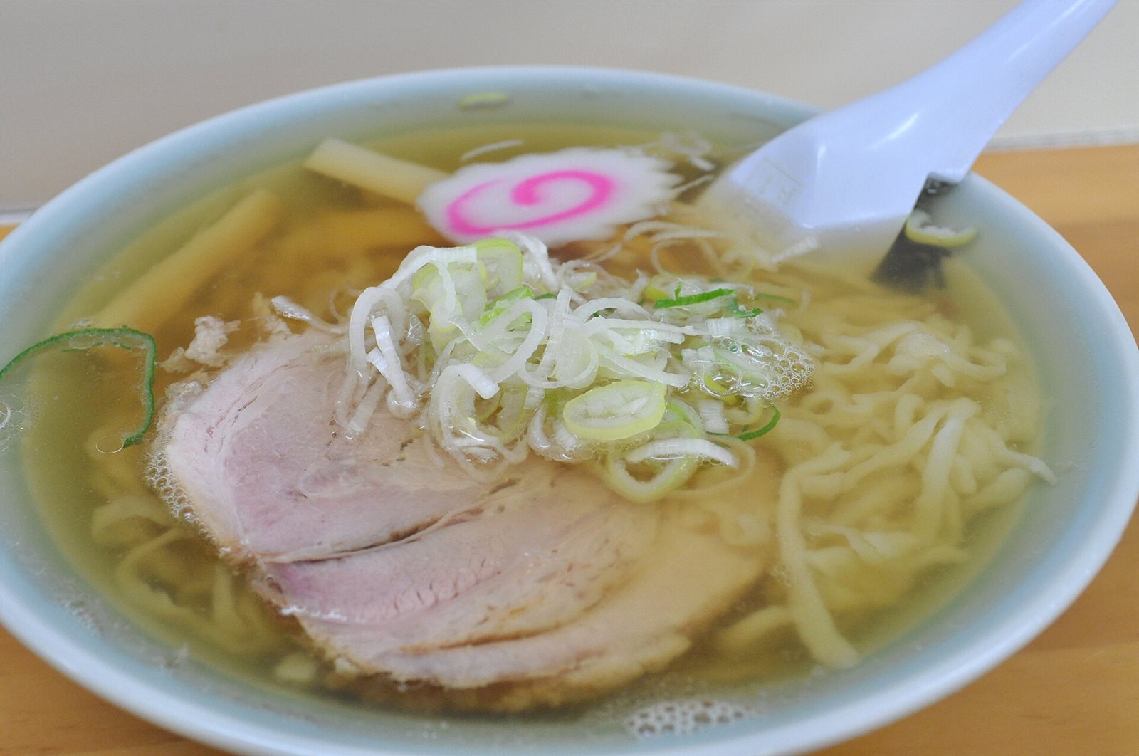 チャーシューとネギがのった、澄んだスープの佐野らーめん