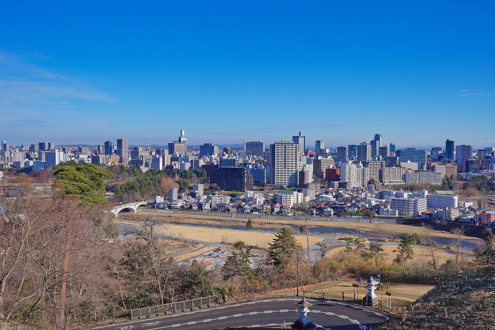 晴れた空の下、仙台城本丸跡から見た、広瀬川と仙台の市街
