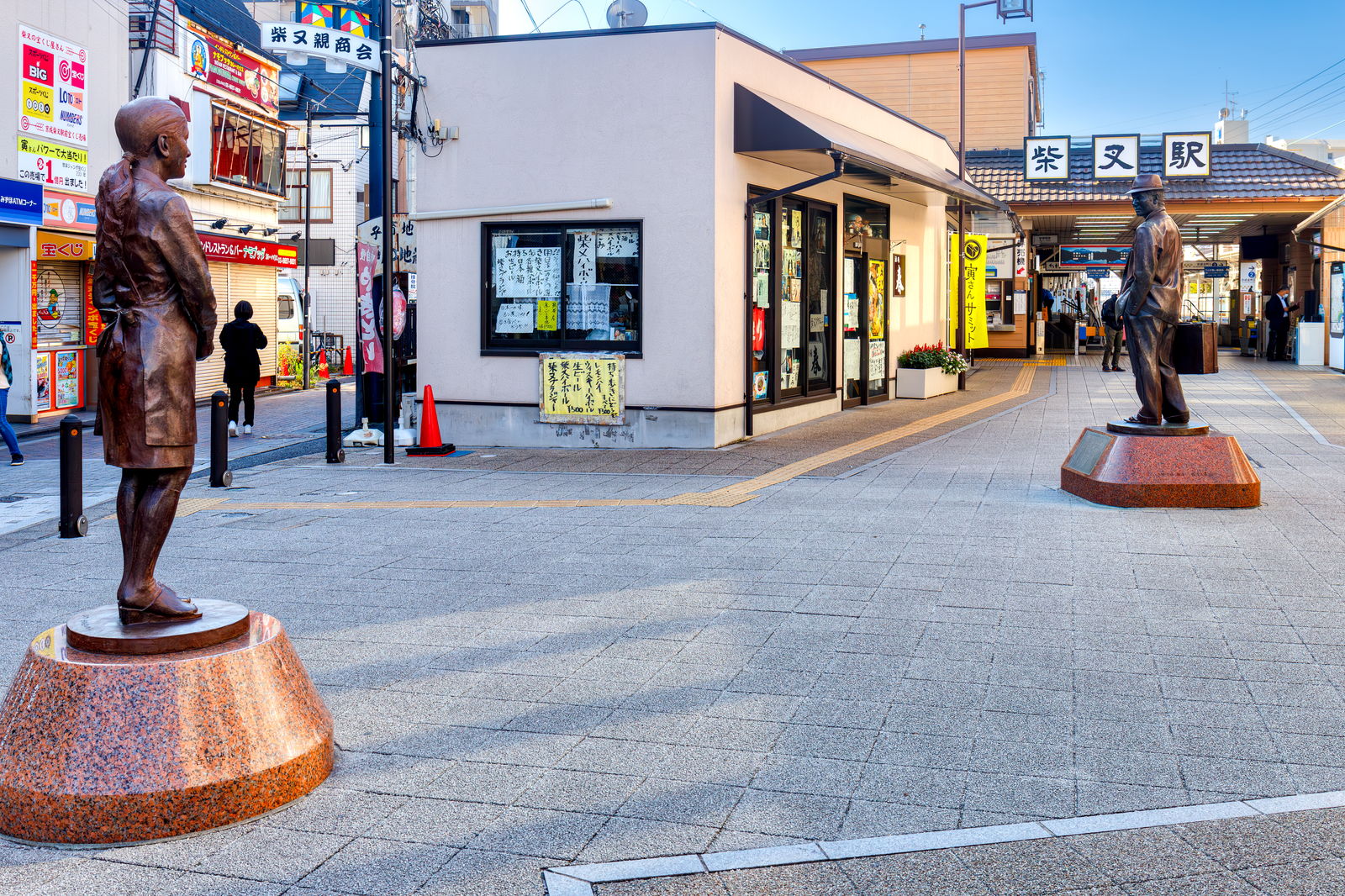 京成柴又駅の前にある、寅さんとさくらの2つの像