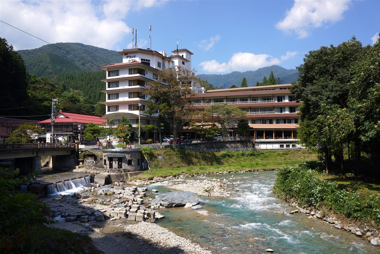 四万川の流れと山あいの温泉宿