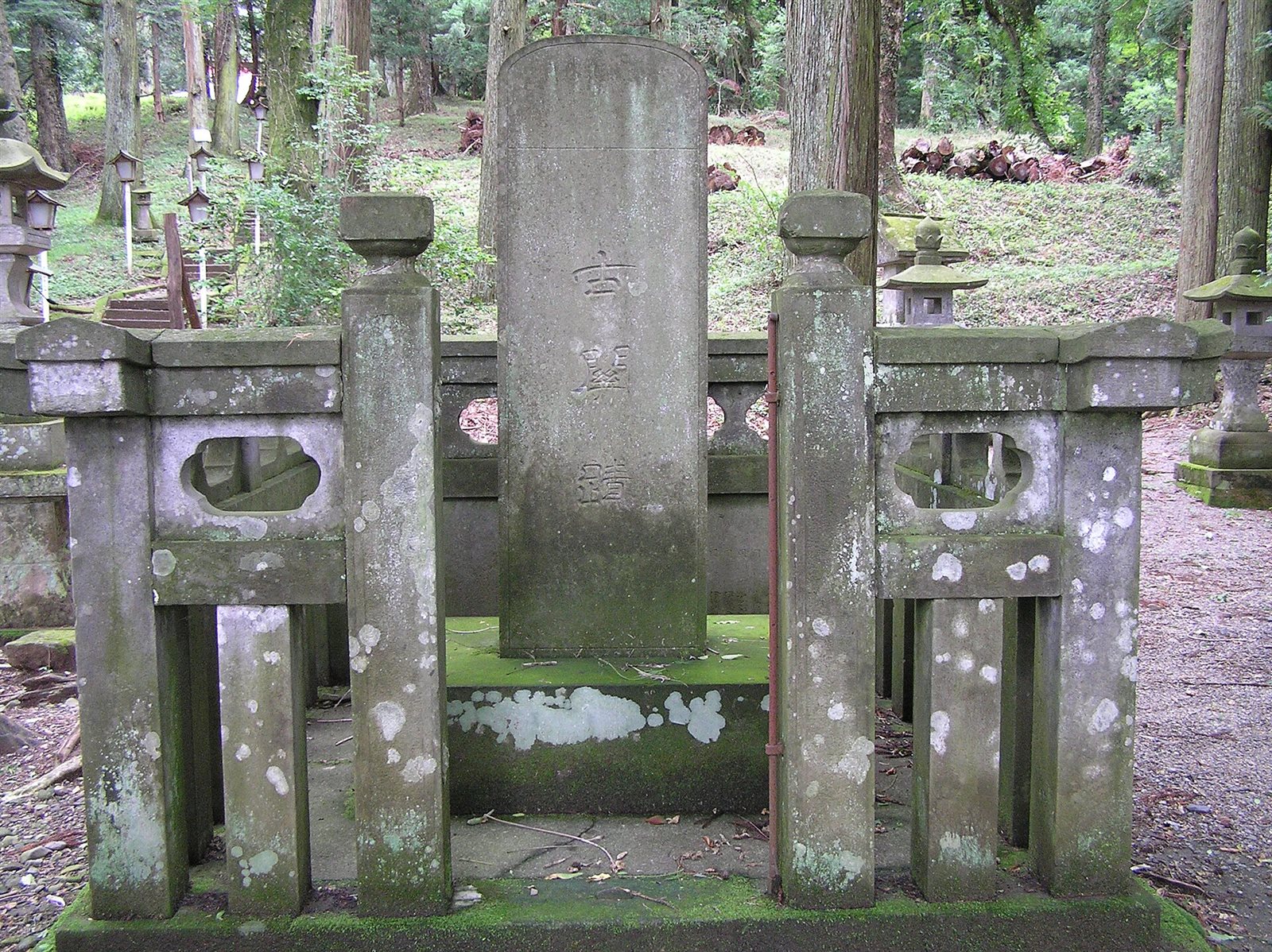 石柵に囲まれた、「古関蹟」と刻まれた石碑