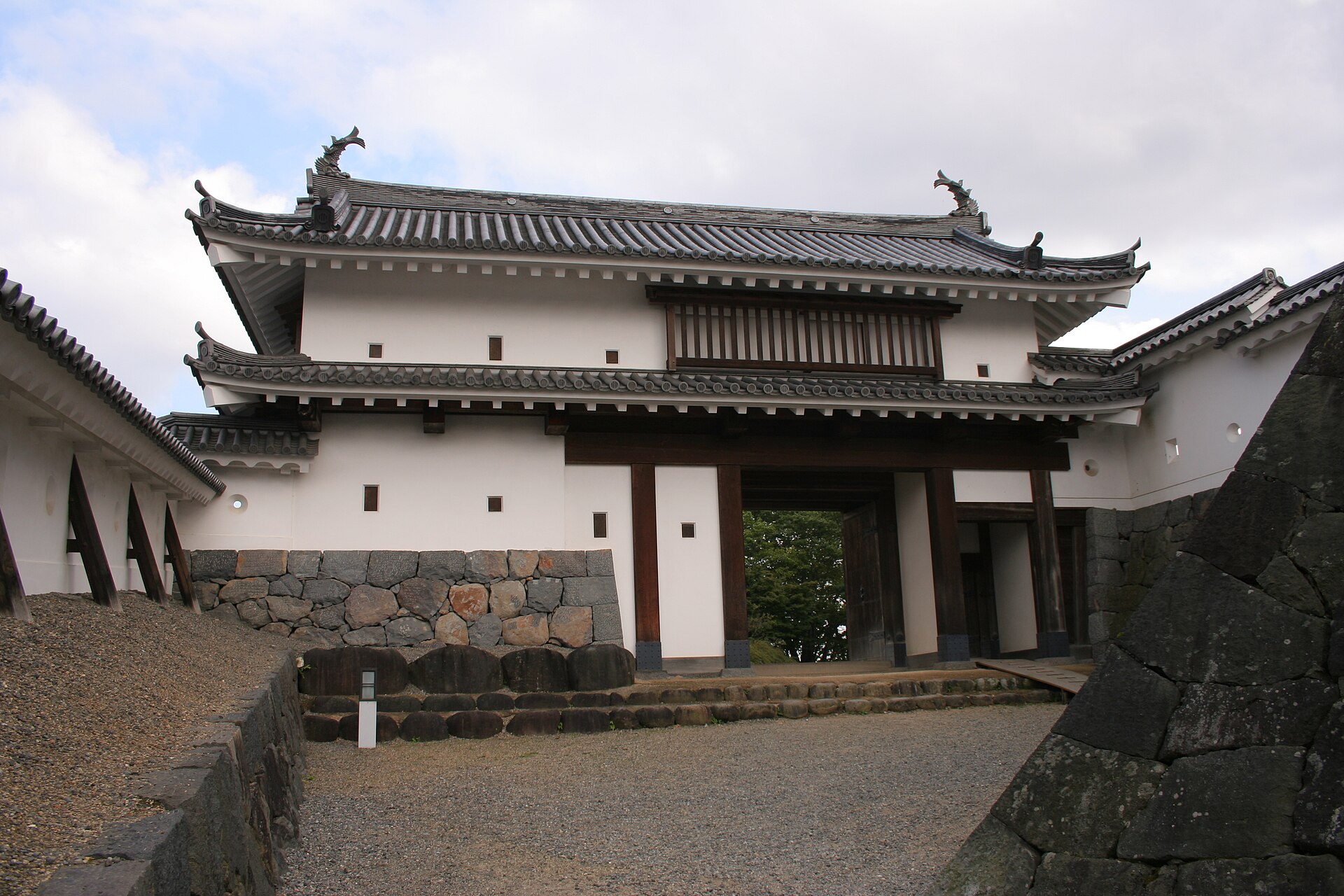 白石城の大手二ノ門。石垣の間に建つ二階建ての門