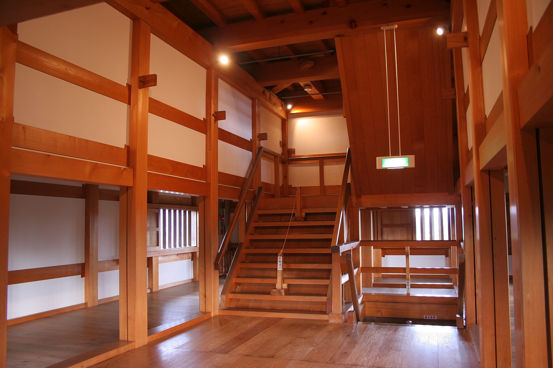 白石城三階櫓の内部。太い梁の下に板張りの床が広がる