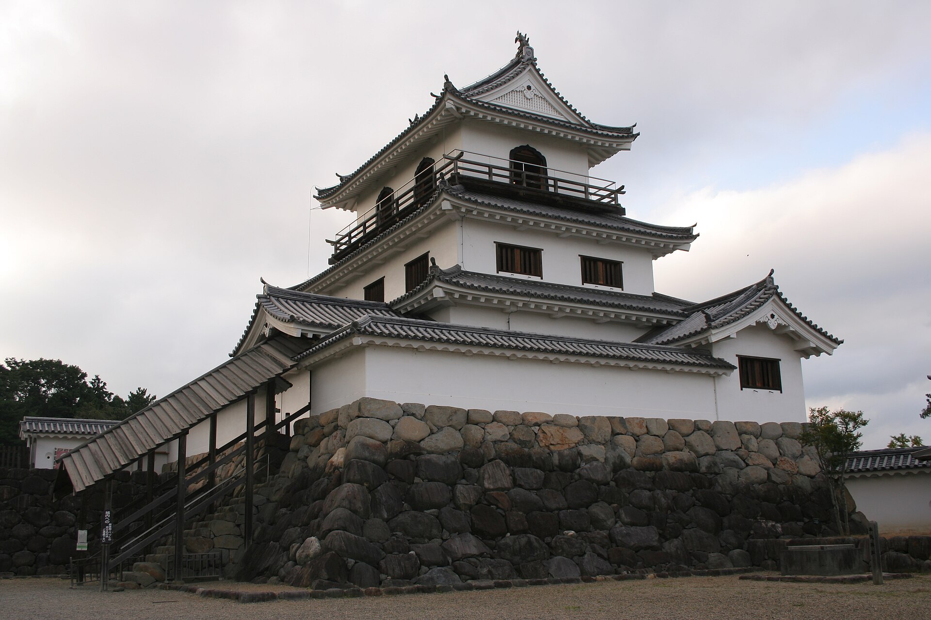 石垣の上に建つ、白壁の白石城三階櫓
