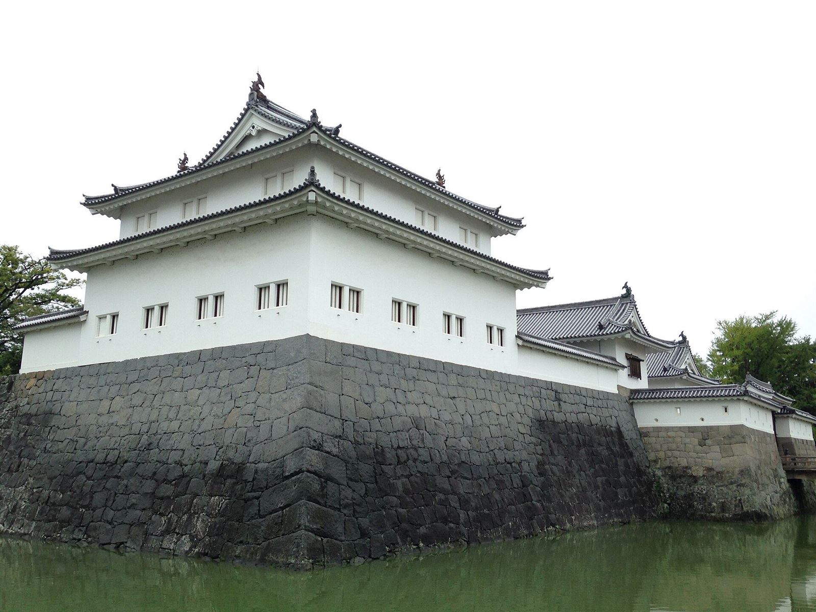 堀の石垣の上に、白壁の巽櫓と東御門が建つ