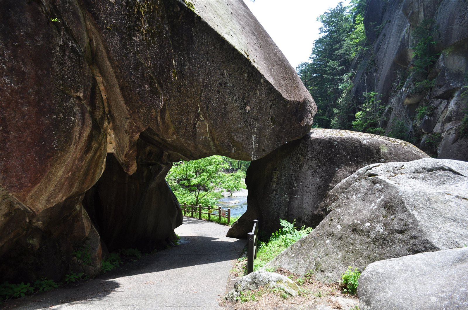 巨大な岩が重なってできた天然のアーチの石門と、その先に続く遊歩道
