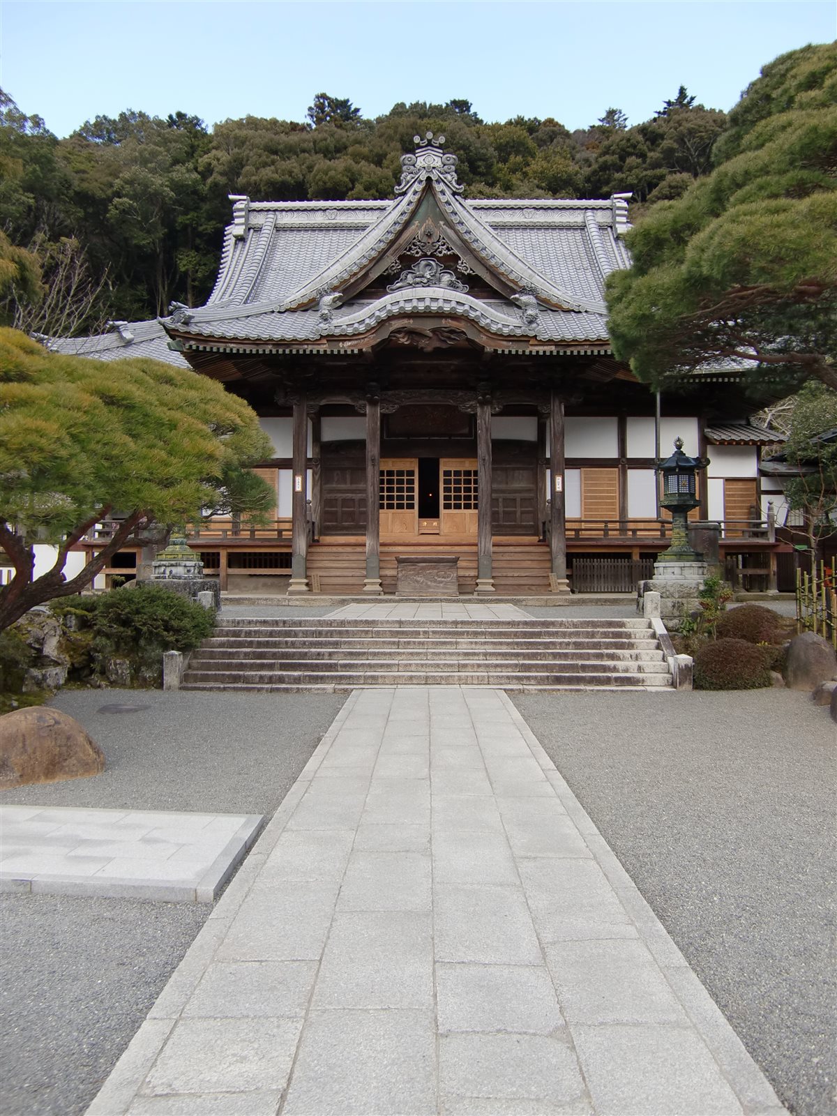 松の木の間に建つ、唐破風の屋根をのせた修禅寺の本堂