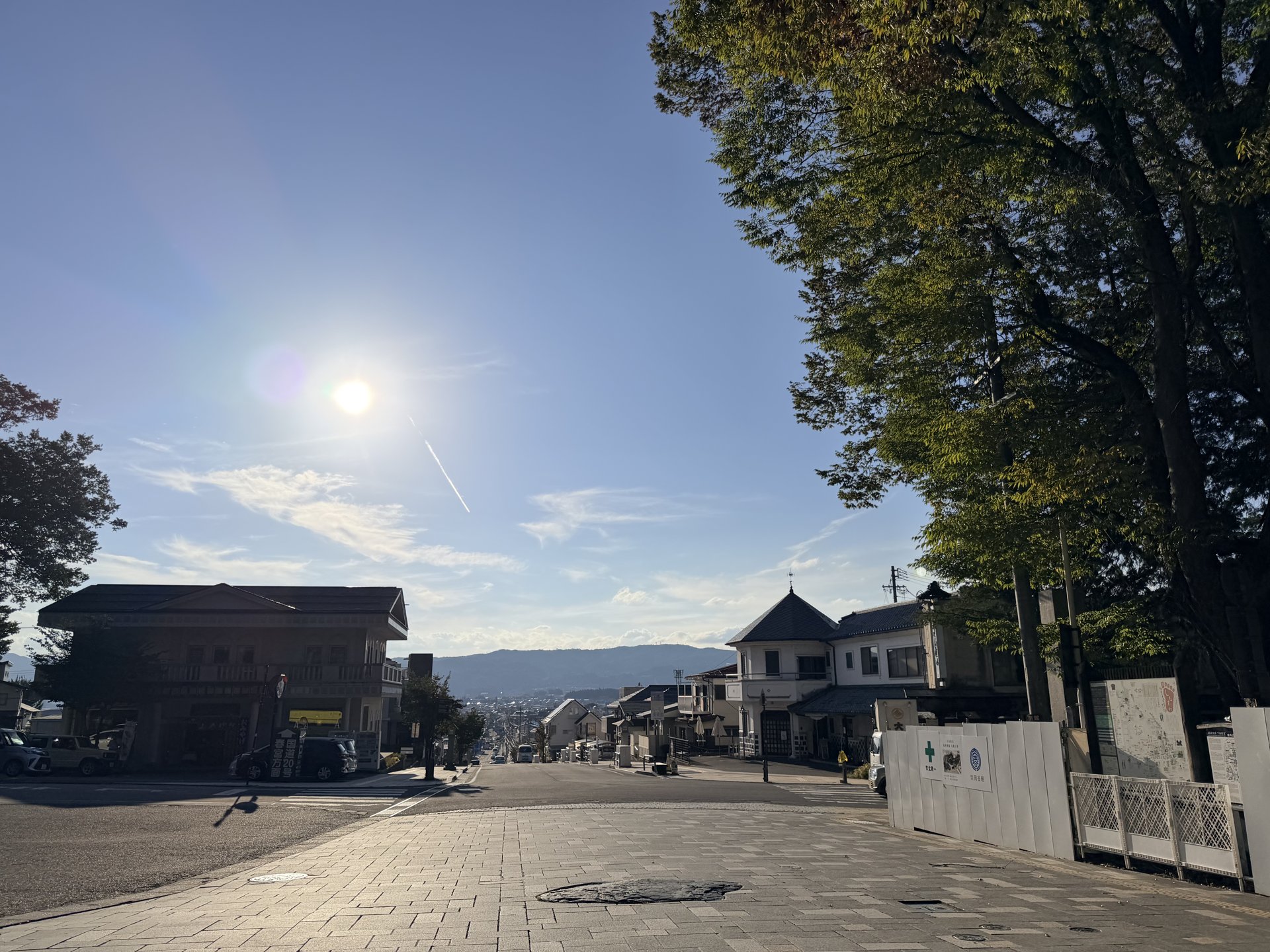 坂の上から見下ろす、下諏訪の門前の通りと遠くの山並み