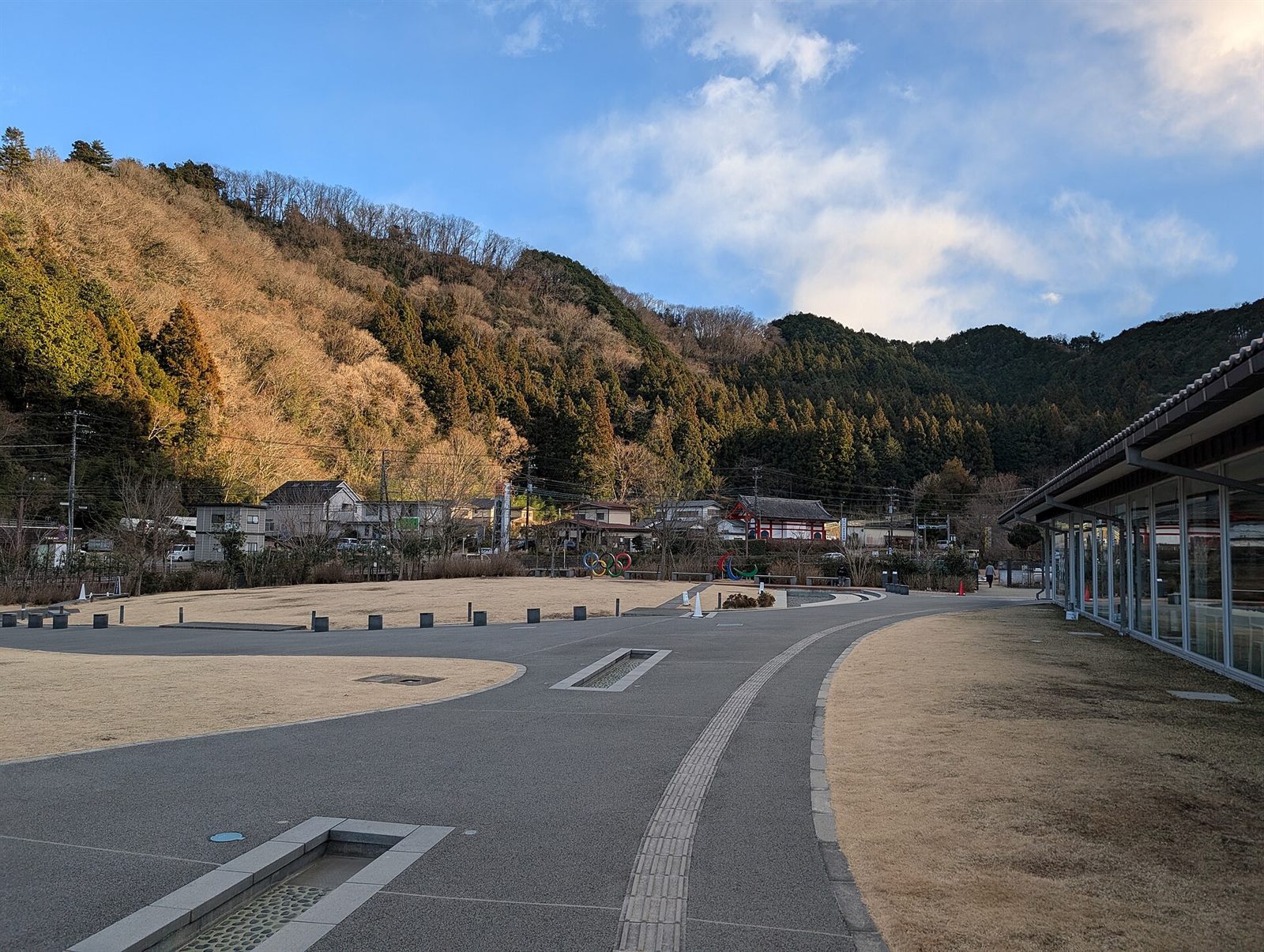 高尾599ミュージアムの建物と、前に広がる芝生広場