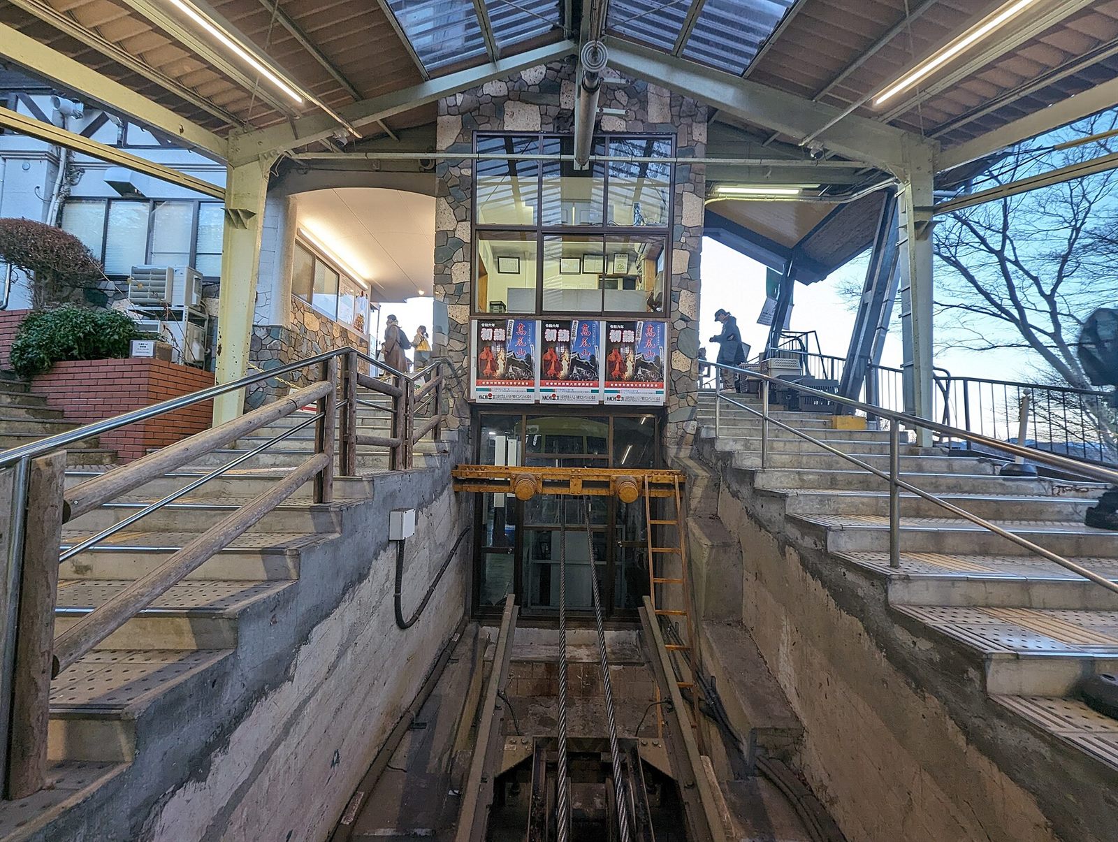 高尾山のケーブルカーの駅。急勾配の線路が山へ続く