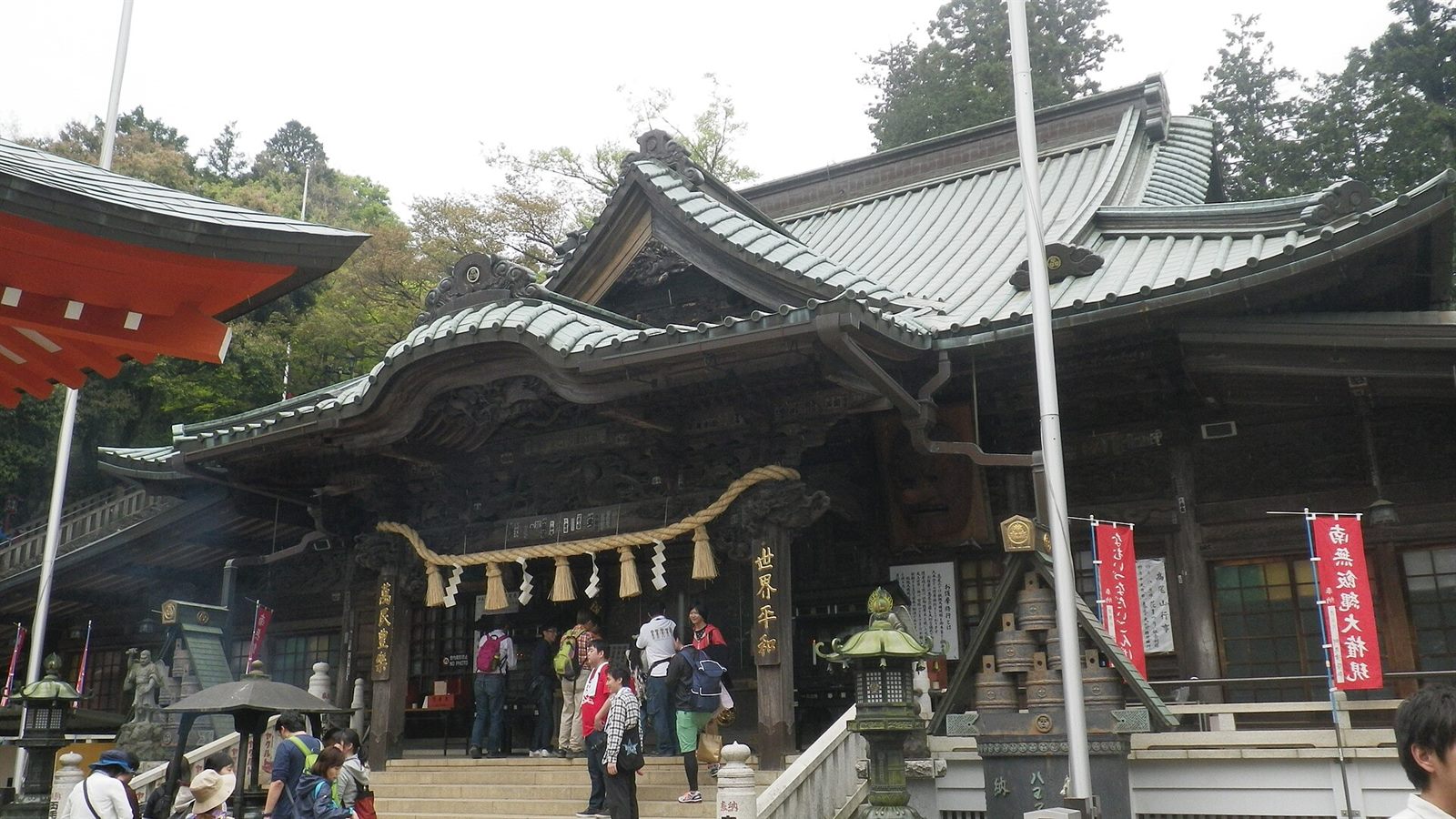 高尾山薬王院の本堂と、参拝する人たち